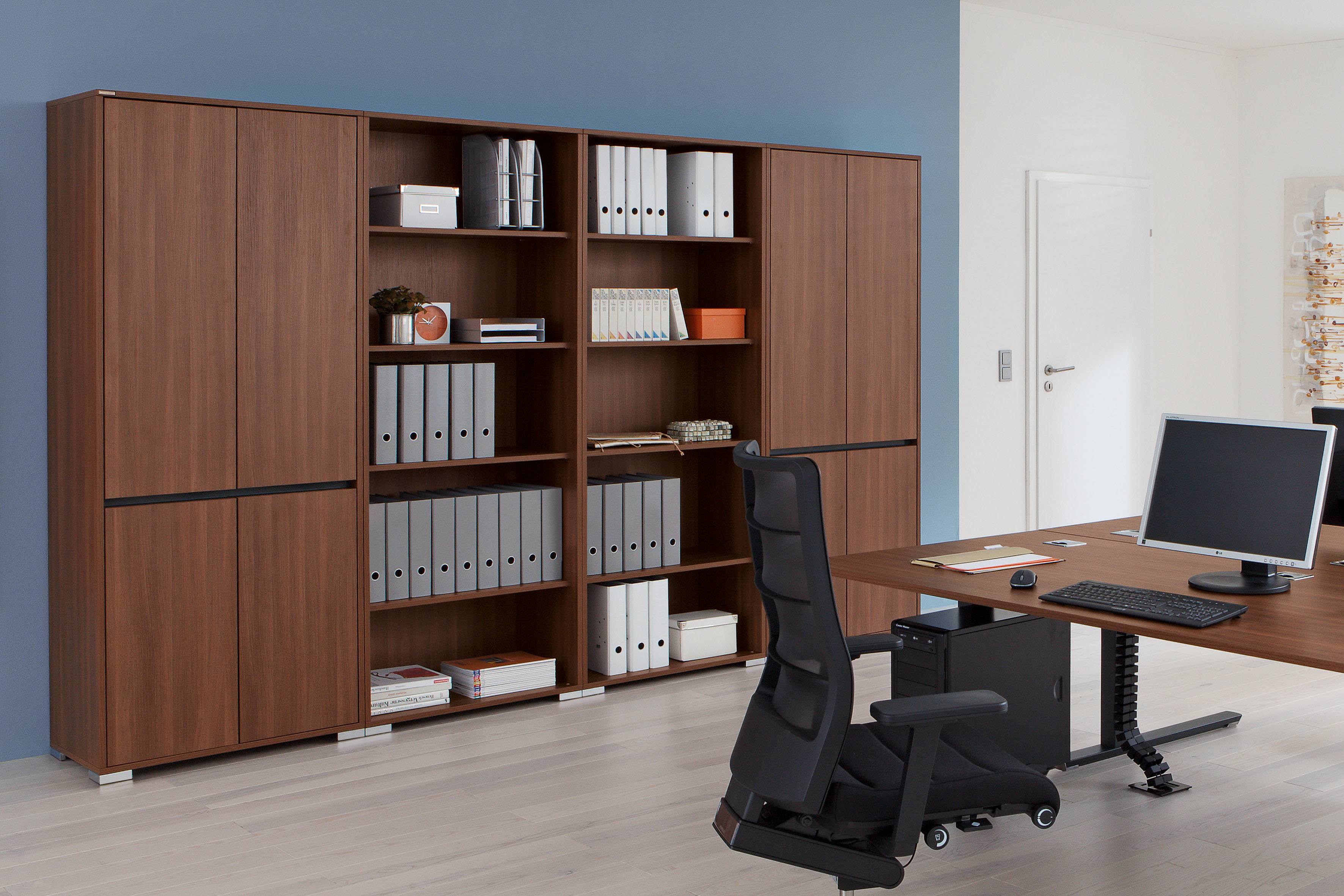 Büro mit Palmberg Schrankwand in Holzoptik, Regalen und Büromaterial für die Büroorganisation.
