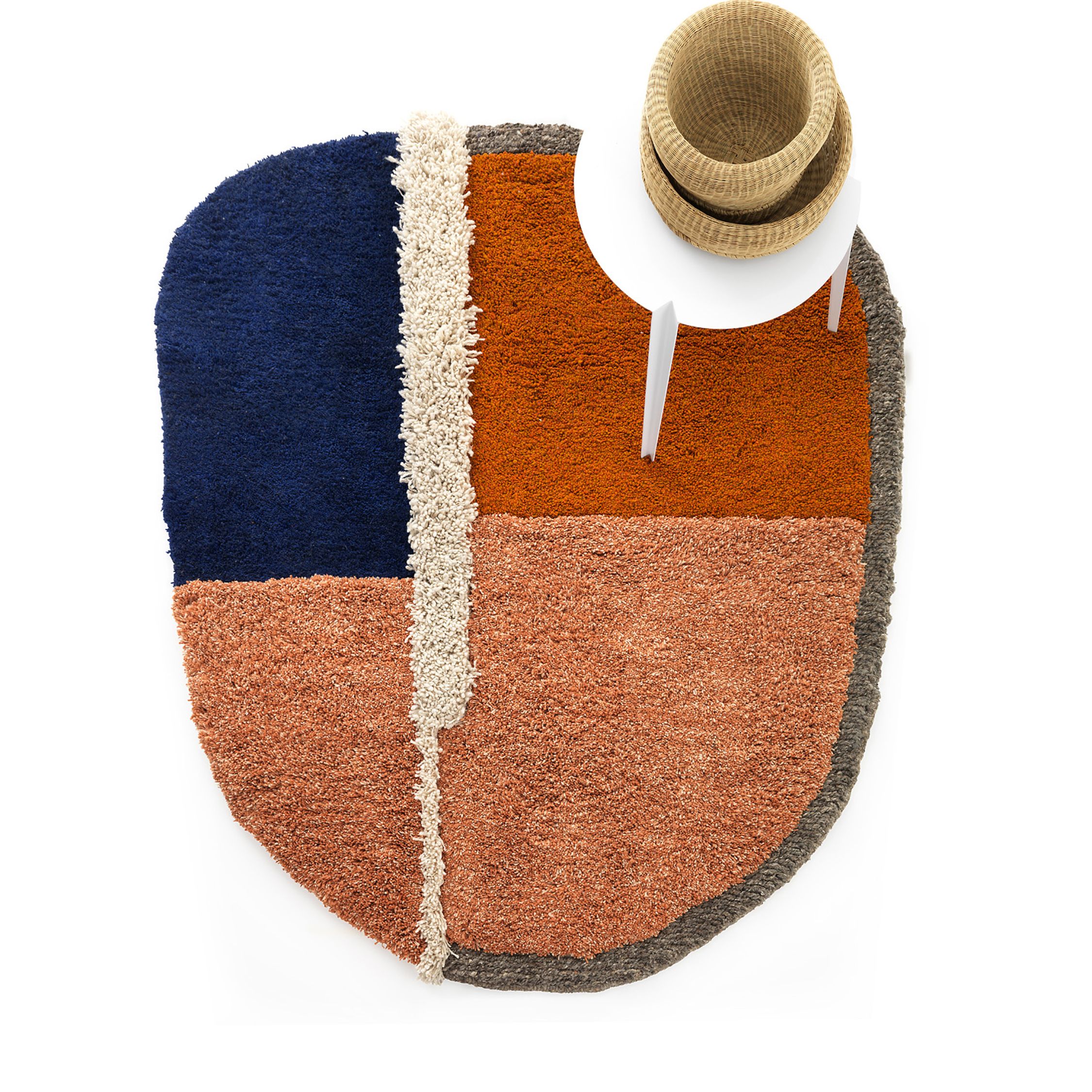 Ames Teppich Nudo large, mehrfarbig, mit Tisch und Körben von oben.