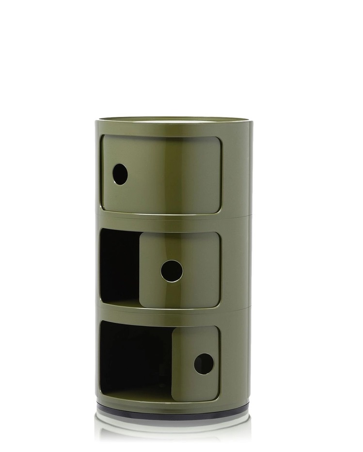 Grünes Componibili 3er Element von Kartell, runder Nachttisch mit drei Fächern und Schiebetüren.