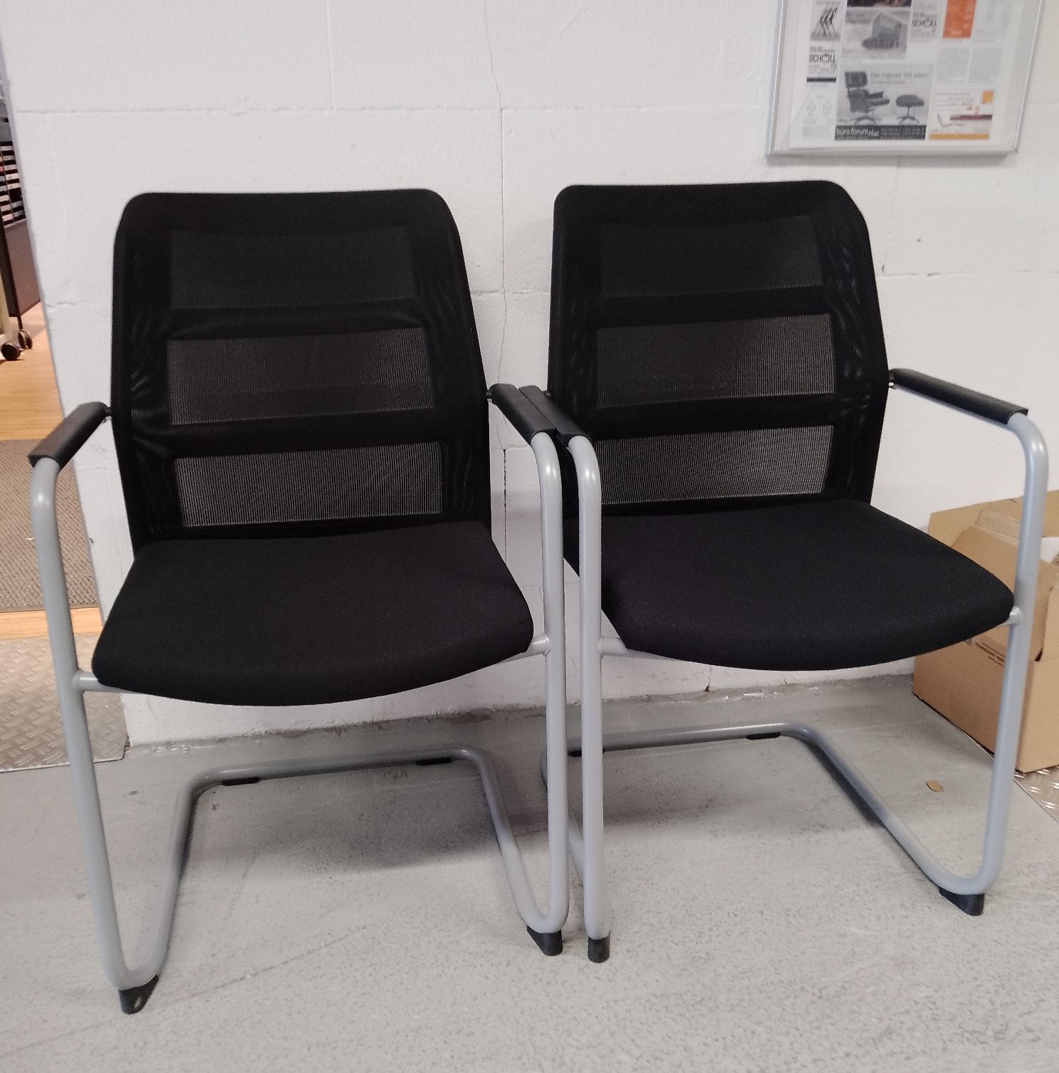 paro_2 Freischwinger mit Netzrücken und Armlehnen 2-er Set Wiesner Hager AUSSTELLUNGSSTÜCK / GEBRAUCHTMÖBEL