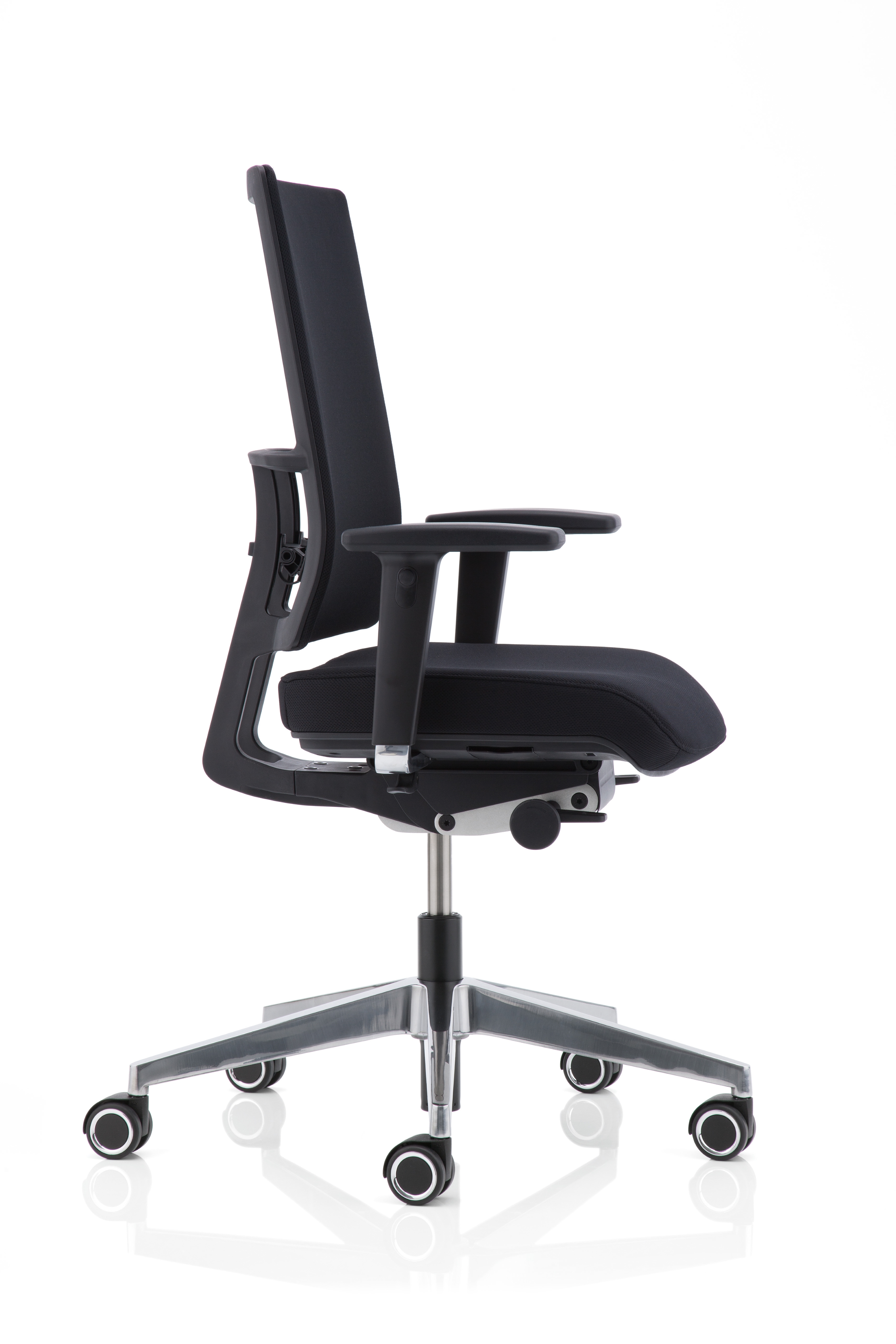 Schwarzer Anteo Basic Bürodrehstuhl von Köhl mit schlankem Design und verstellbaren Armlehnen für ergonomisches Sitzen.