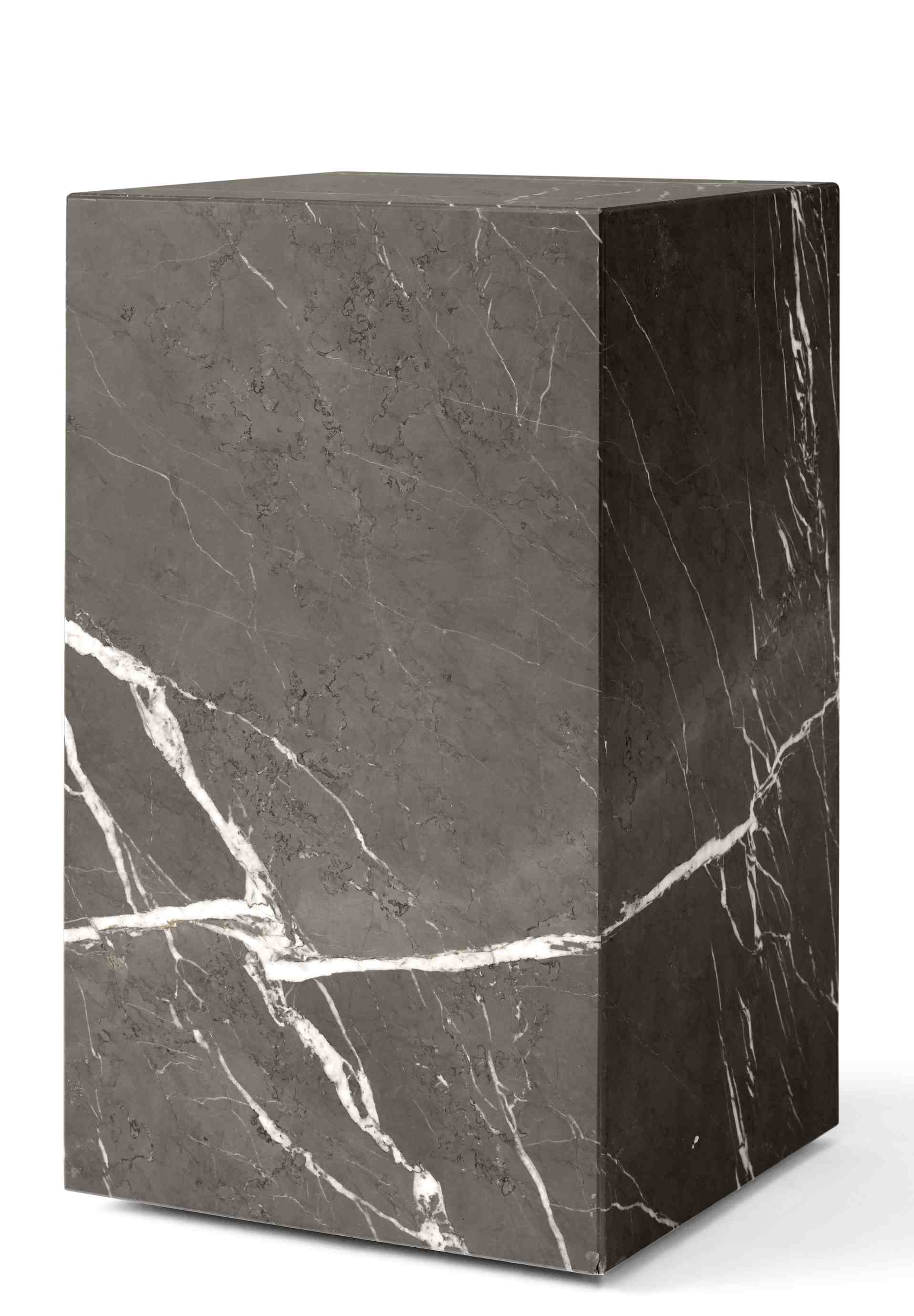 Audo Plinth Beistelltisch aus braun-grauem Kendzo Marmor, moderner Couchtisch, quadratisch.