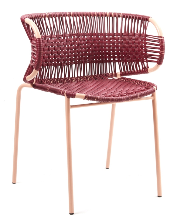 Cielo Armlehnstuhl in Rot-Pink Sand: Stapelbarer Outdoor-Stuhl mit geflochtener Sitzfläche und Armlehnen.