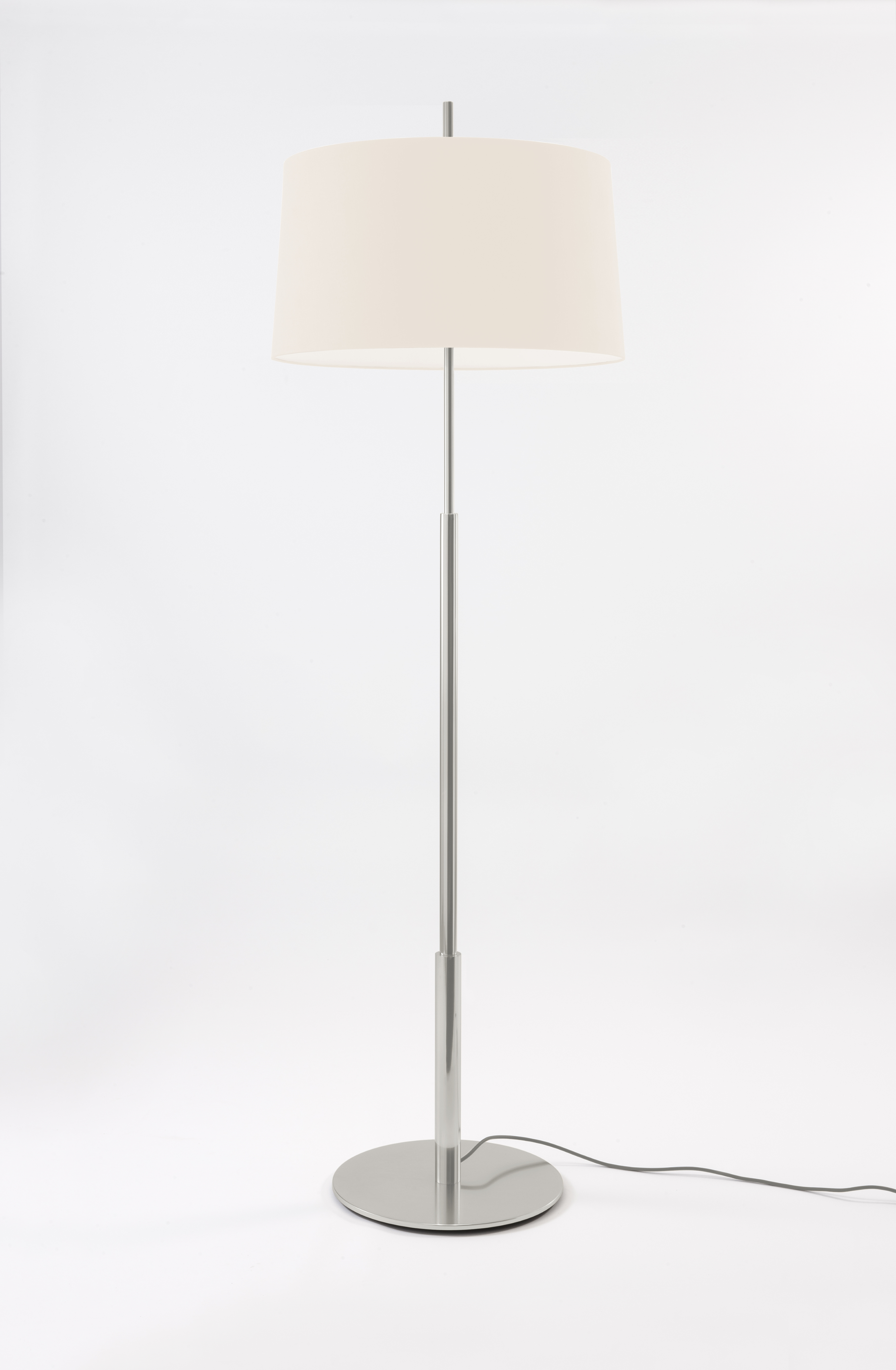 Diana Stehleuchte von Santa & Cole: Moderne Stehlampe mit beigem Lampenschirm und silbernem Metallfuß.