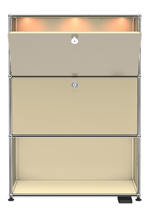 USM Haller Highboard in Beige mit zwei abschließbaren Fächern und integrierter Beleuchtung.