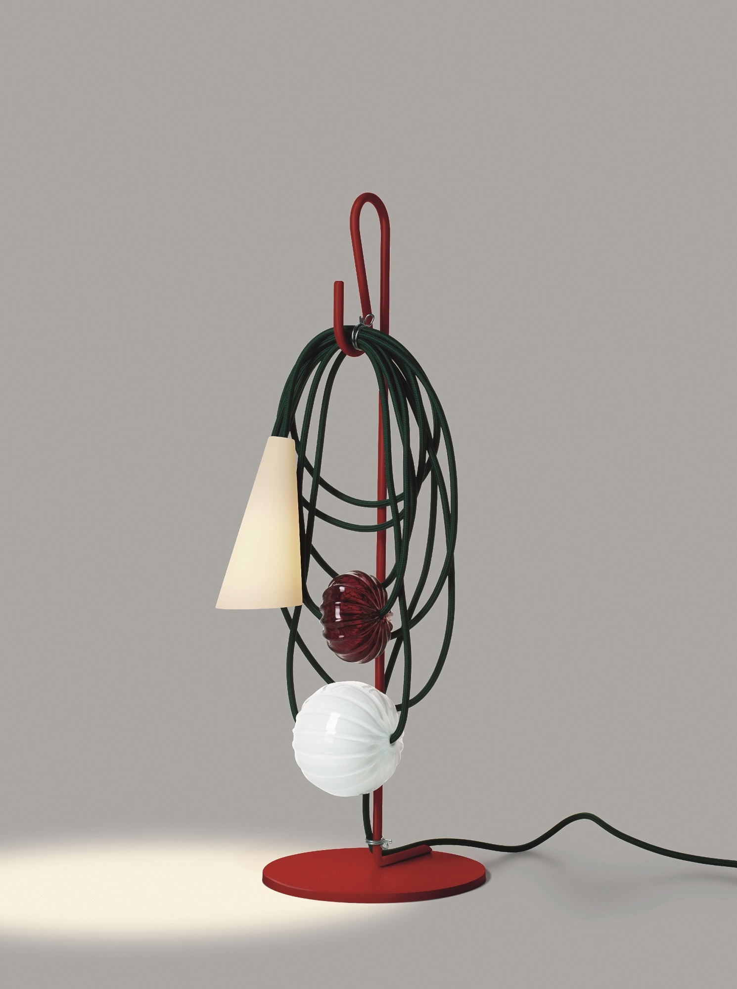 Filo Tischleuchte von Foscarini in Ruby Jaypure: Moderne Lampe mit rotem Gestell und dekorativen Elementen.