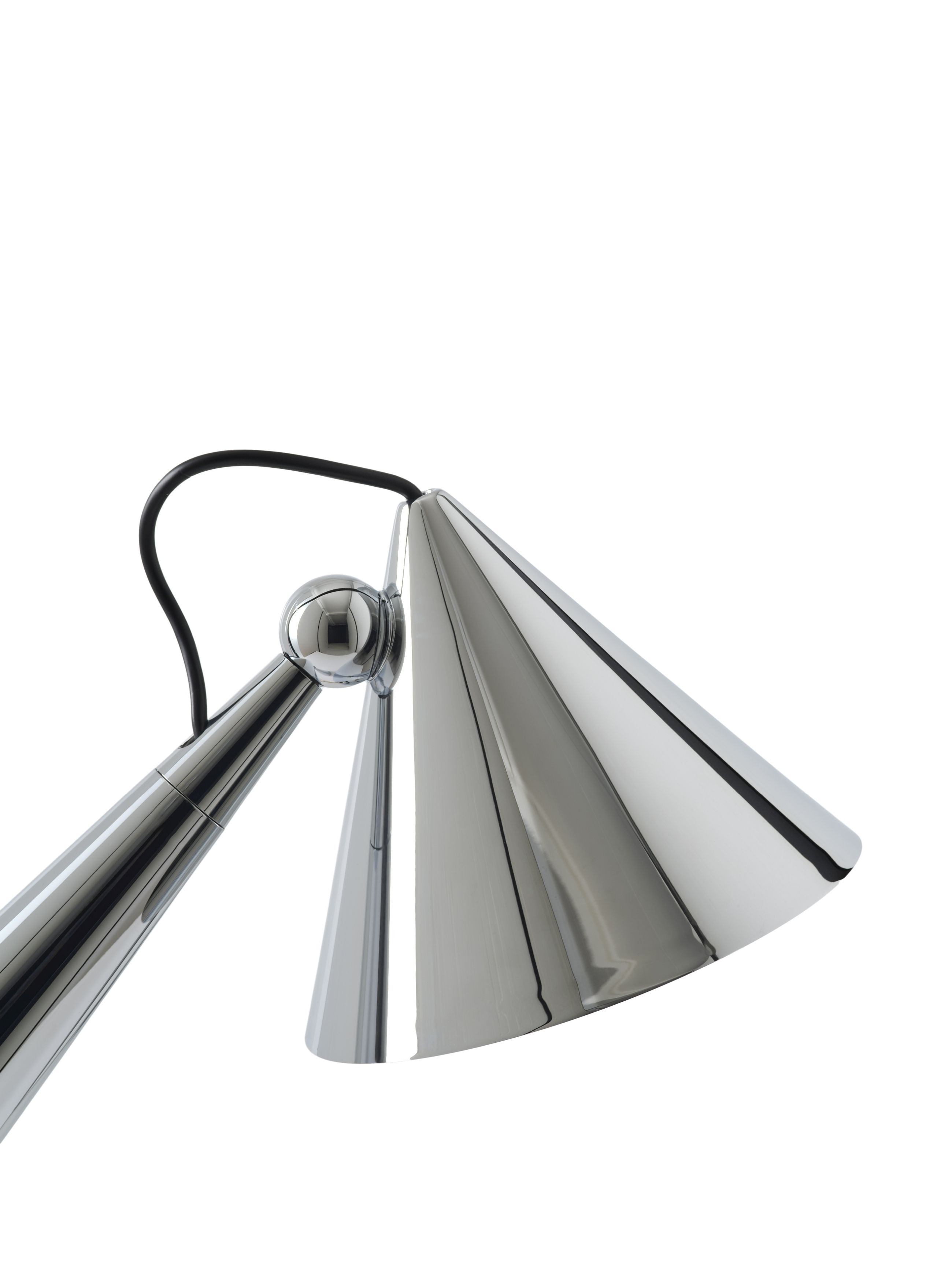 Nahaufnahme der Tom Dixon Pose Tischleuchte in Silber, modernes Design für Schreibtischbeleuchtung.
