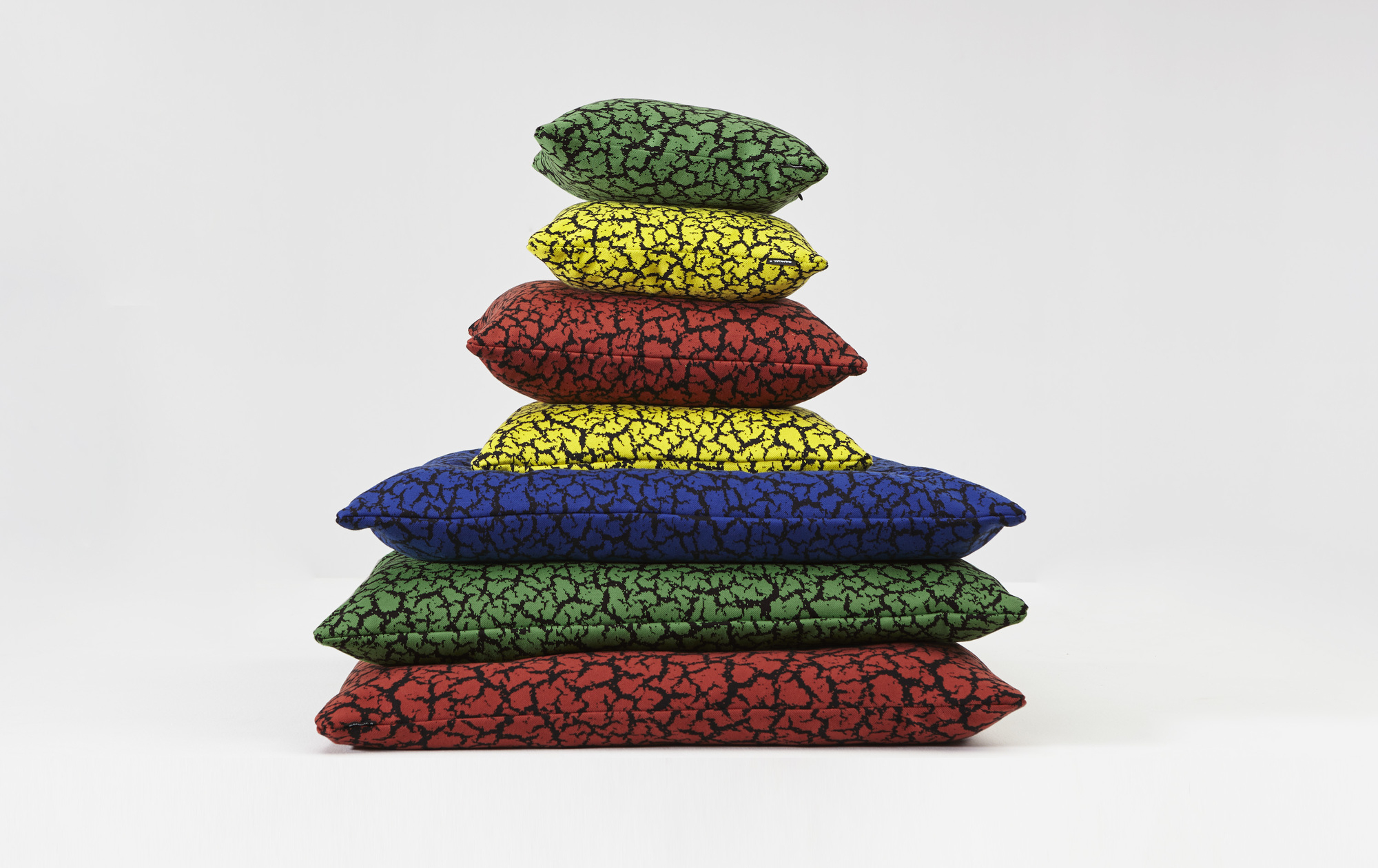 Stapel bunter Kissen, inklusive blauem Rift Kissen von Sancal, Dekokissen für Sofa und Bett.