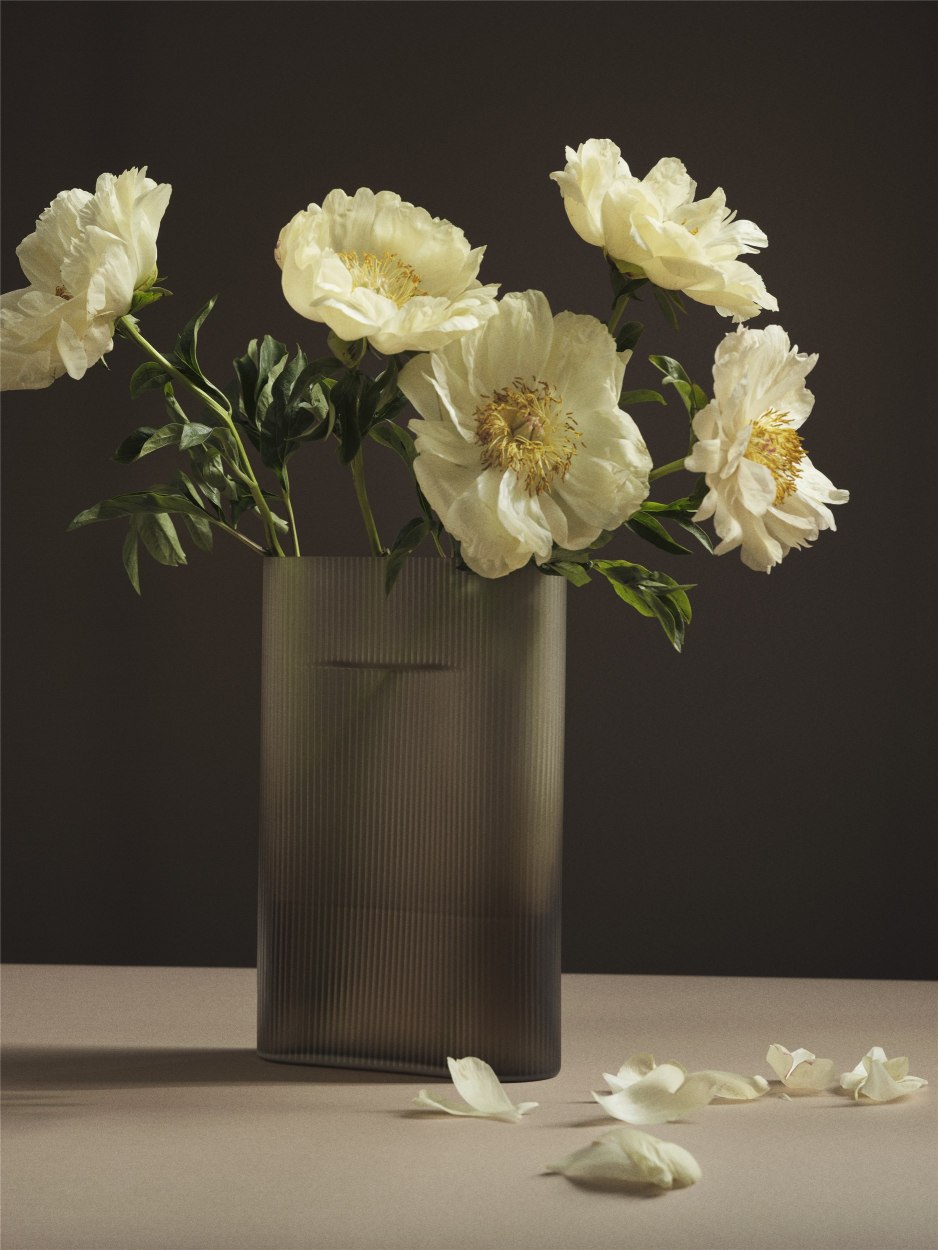 Ridge Vase Muuto Milchglas Hellblau H 35 cm Ridge Vase Muuto Milchglas Hellblau H 35 cm