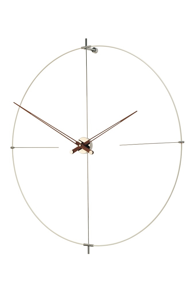 Weiße Bilbao Wanduhr von Nomon mit Holzzeigern und minimalistischem Design für moderne Wohnräume.