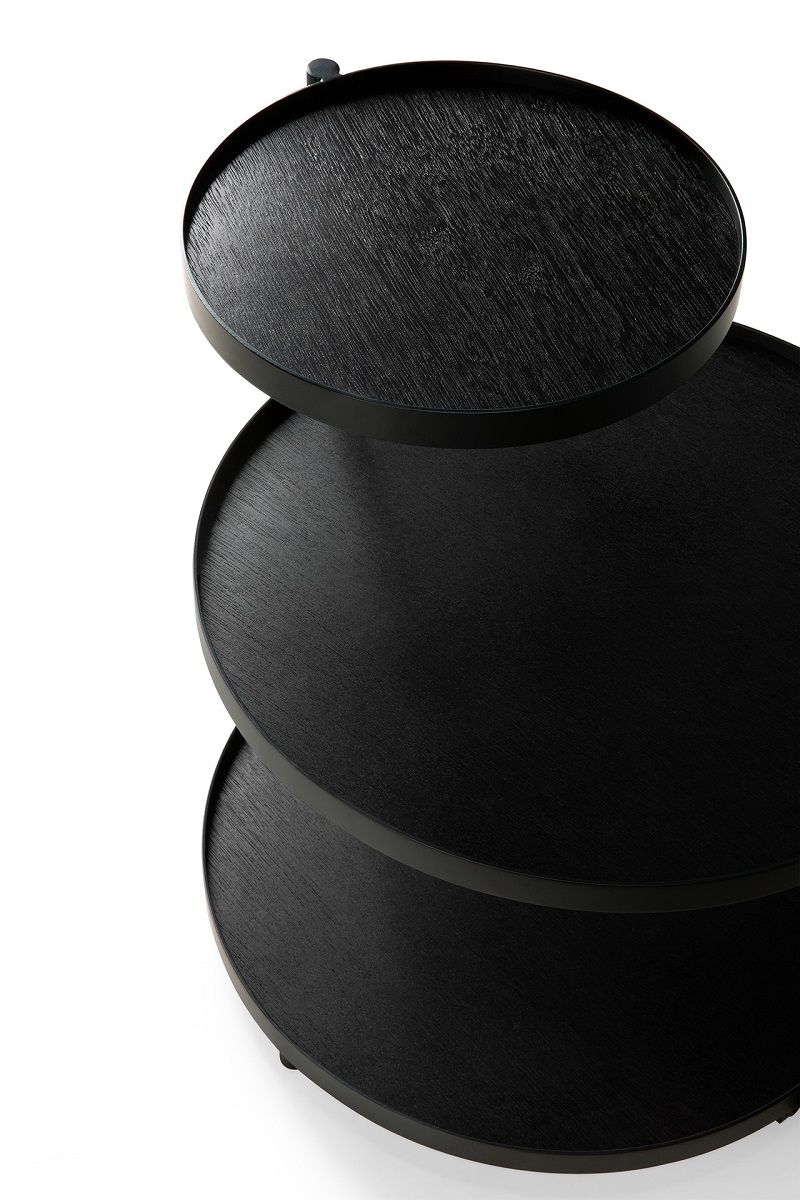 Detailaufnahme des Ethnicraft Swivel Beistelltisches in Schwarz mit drei runden Ebenen. Moderner Tabletttisch für Wohnzimmer.
