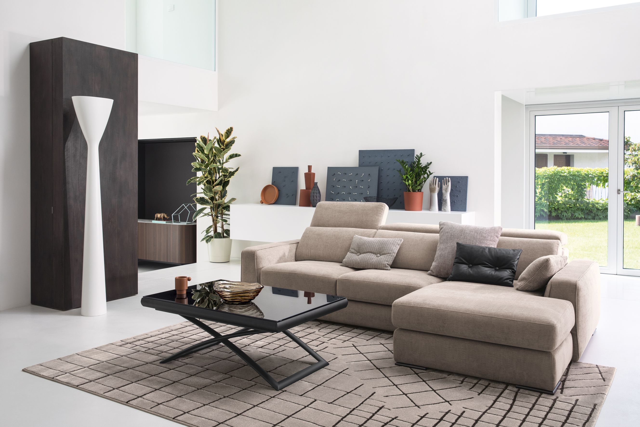 Moderne, weiße Luceplan Stehleuchte im Wohnzimmer. D38L Carrara LED Lampe für stilvolle Beleuchtung.