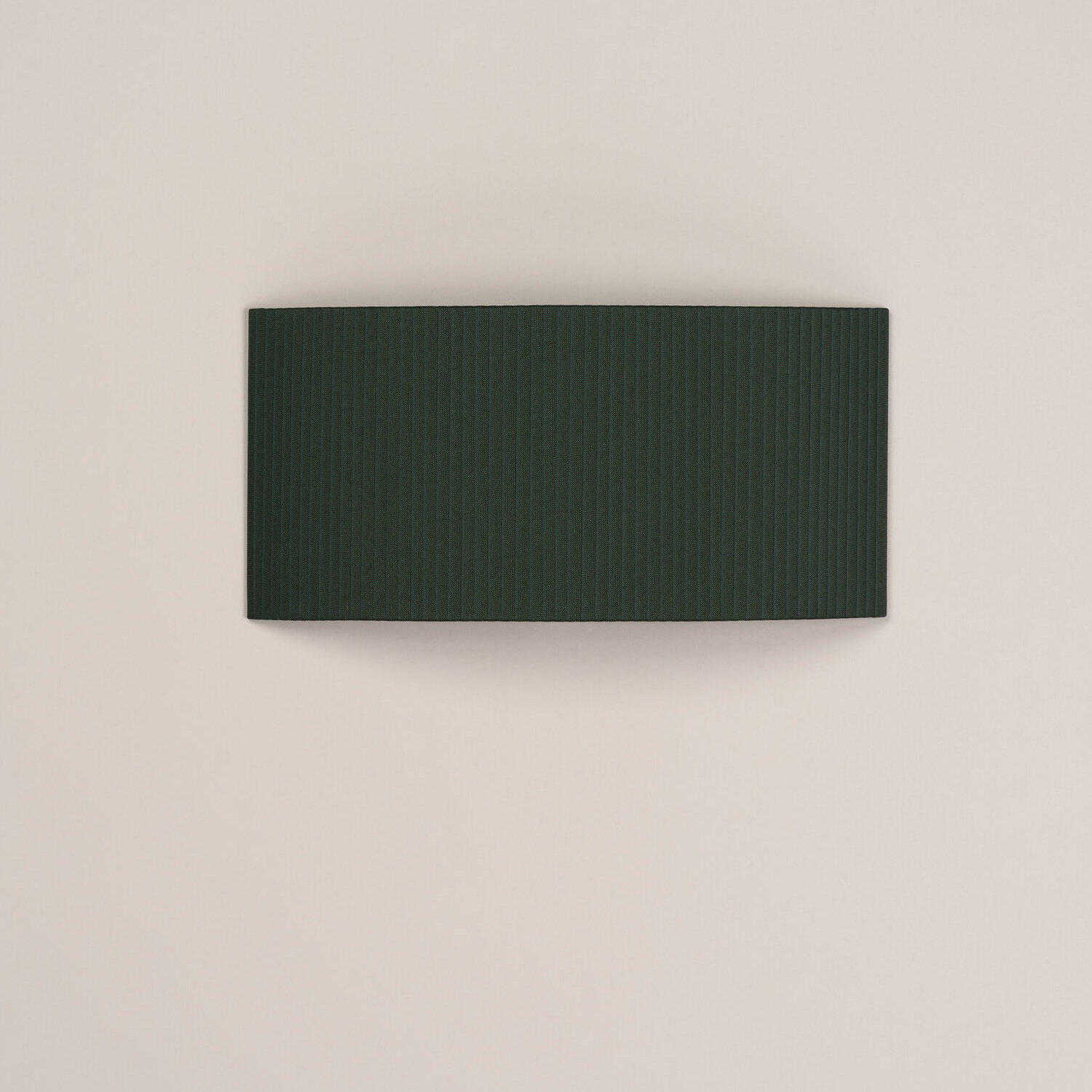 Rechteckige Comodín Wandleuchte in Grün mit gerippter Textur von Santa & Cole.