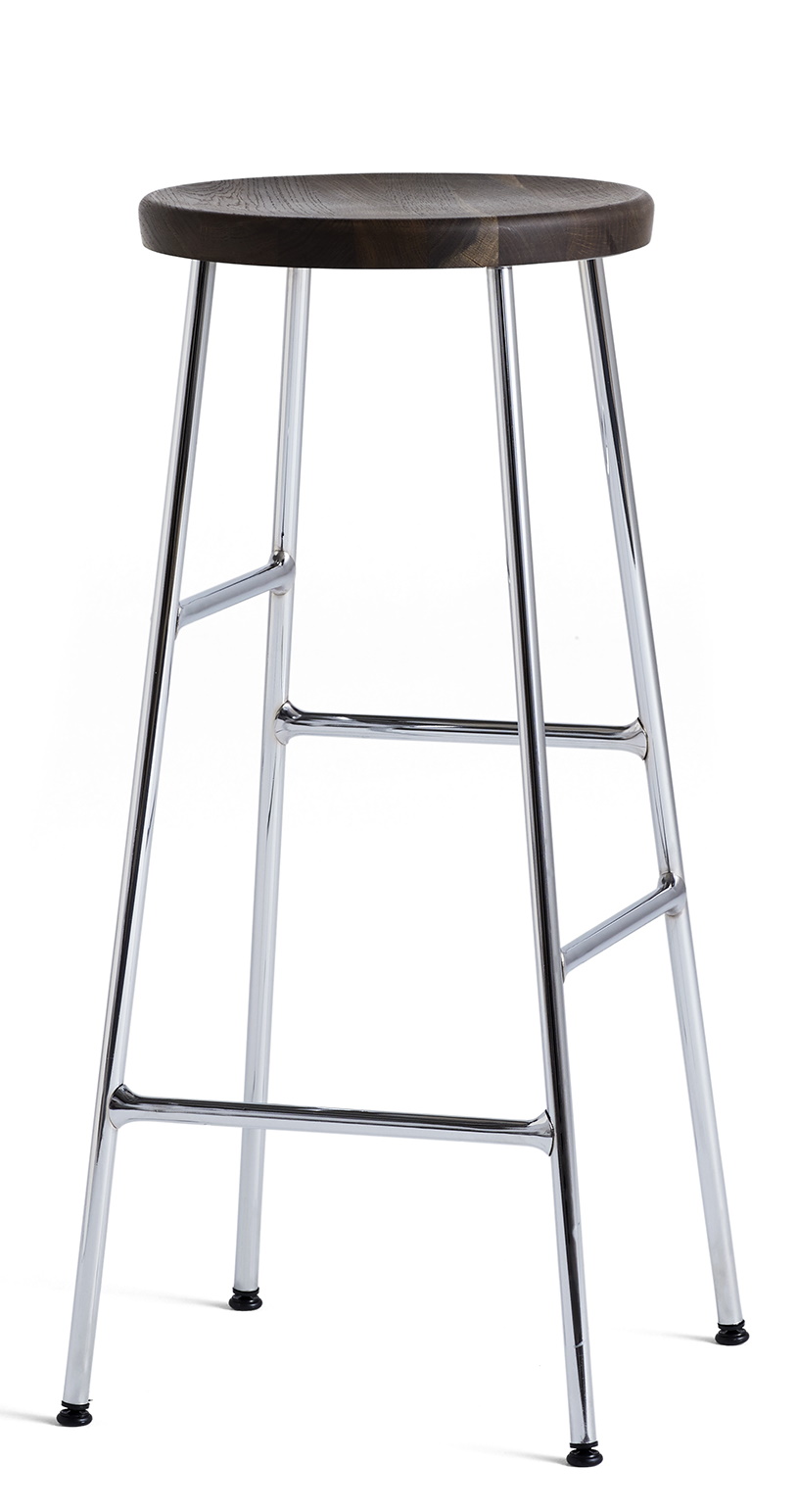 Cornet Barhocker von Hay, hohe Ausführung mit verchromtem Stahlgestell und geräucherter Eichenholz-Sitzfläche.