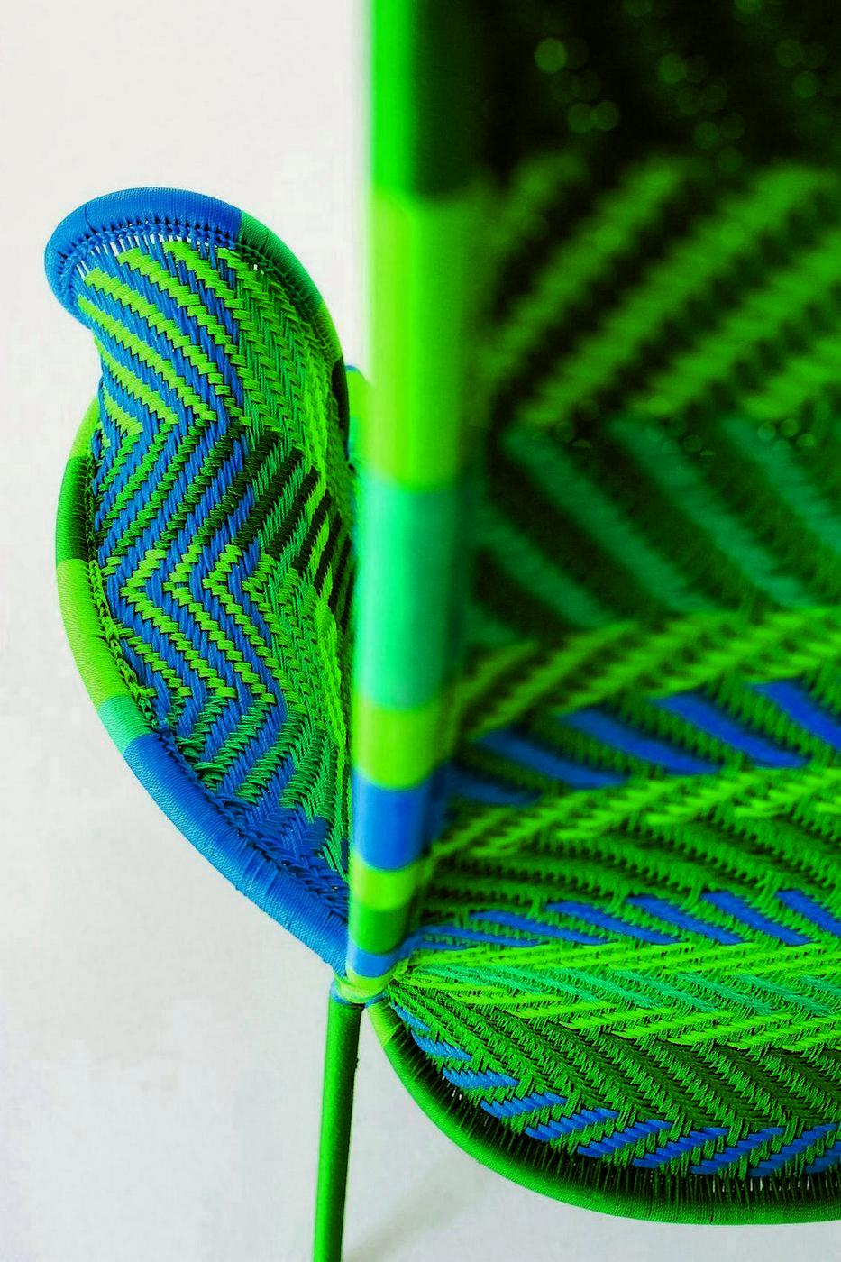 Detailaufnahme des Shadowy Sessels aus der M' Afrique Collection von Moroso, multigrün geflochten.