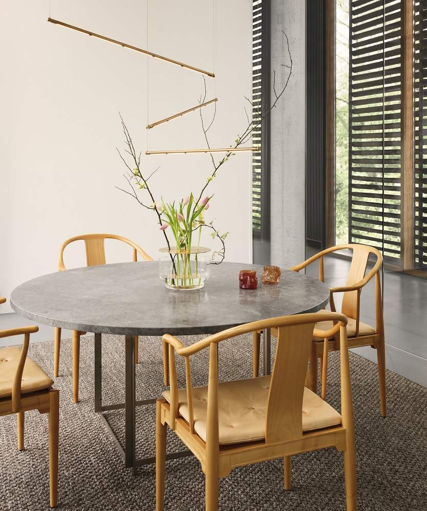 Oneline Pendelleuchte von Fritz Hansen über einem Esstisch mit Stühlen und Blumenvase im Esszimmer.