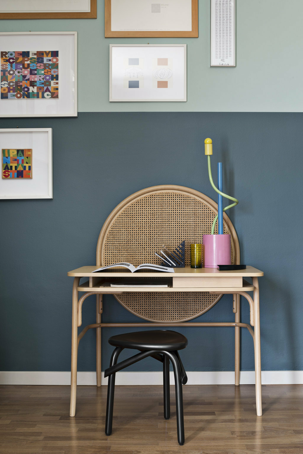 Allegory Desk Schreibtisch mit Schublade von Wiener GTV Design in Natur, mit Stuhl.