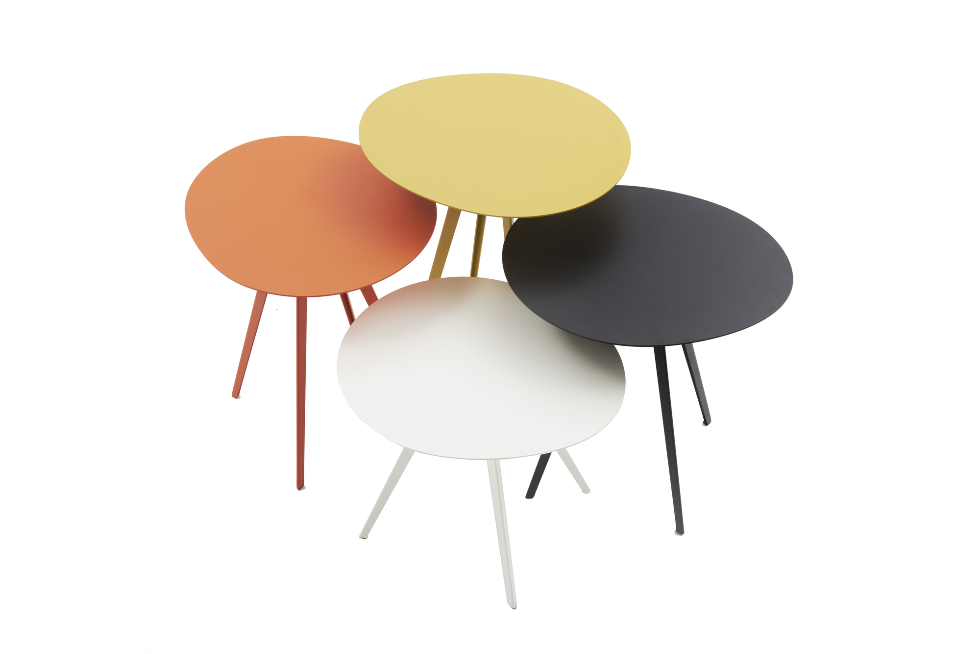 Mehrere Agorà Beistelltische von Segis in verschiedenen Farben, darunter ein weißer Beistelltisch.