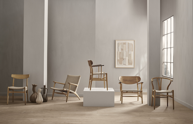 CH22 Lounge Sessel von Carl Hansen & Søn aus Eiche und Walnuss in hellem Raum.