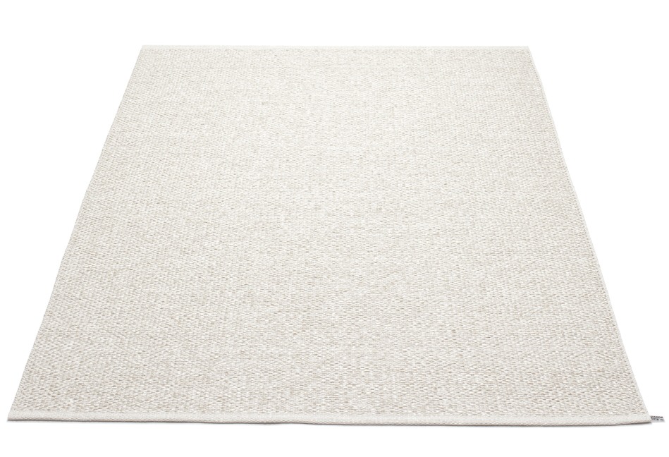 Svea Kunststoffteppich 230x320 cm Pappelina Stein Metallic, einfarbig beige, gewebt und pflegeleicht.