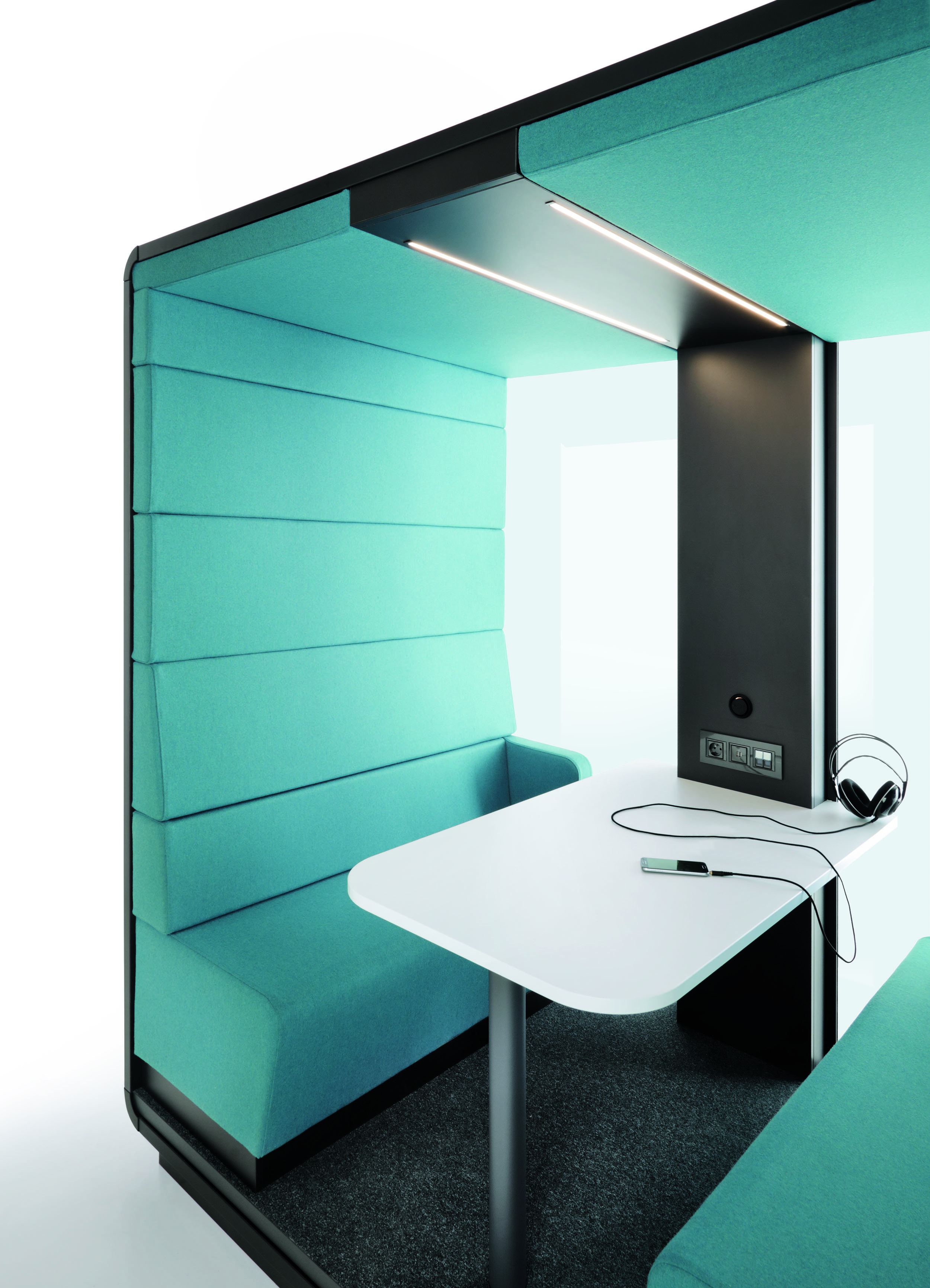 Moderne Telefonzelle für Büro mit türkisfarbenen Polstern, weißem Tisch, Steckdosen, Kopfhörern und LED-Beleuchtung.