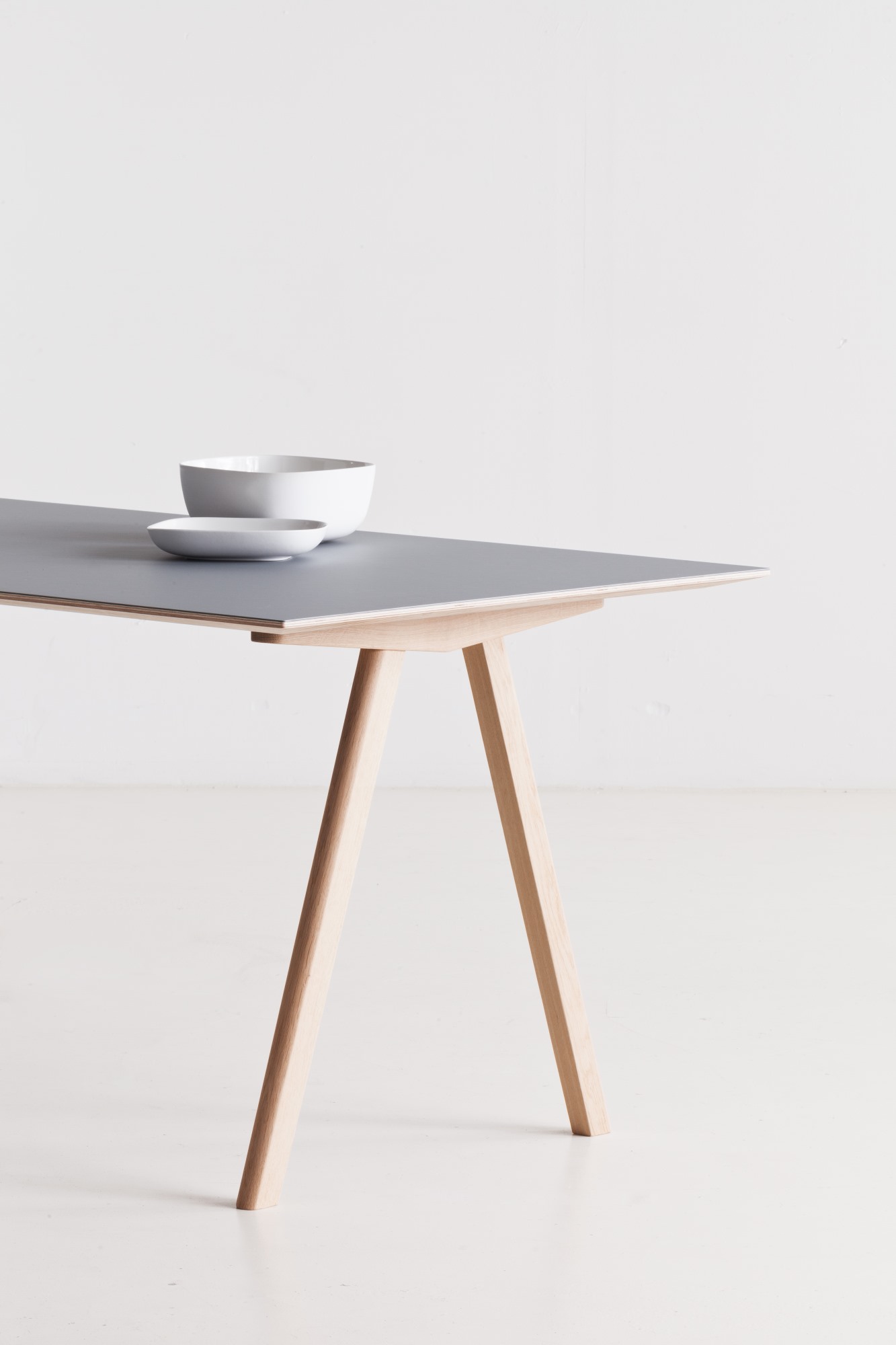 Copenhague Table CPH 10 Tisch Hay Eiche wasserbasierter lack / Platte Linoleum off white MDF Kante