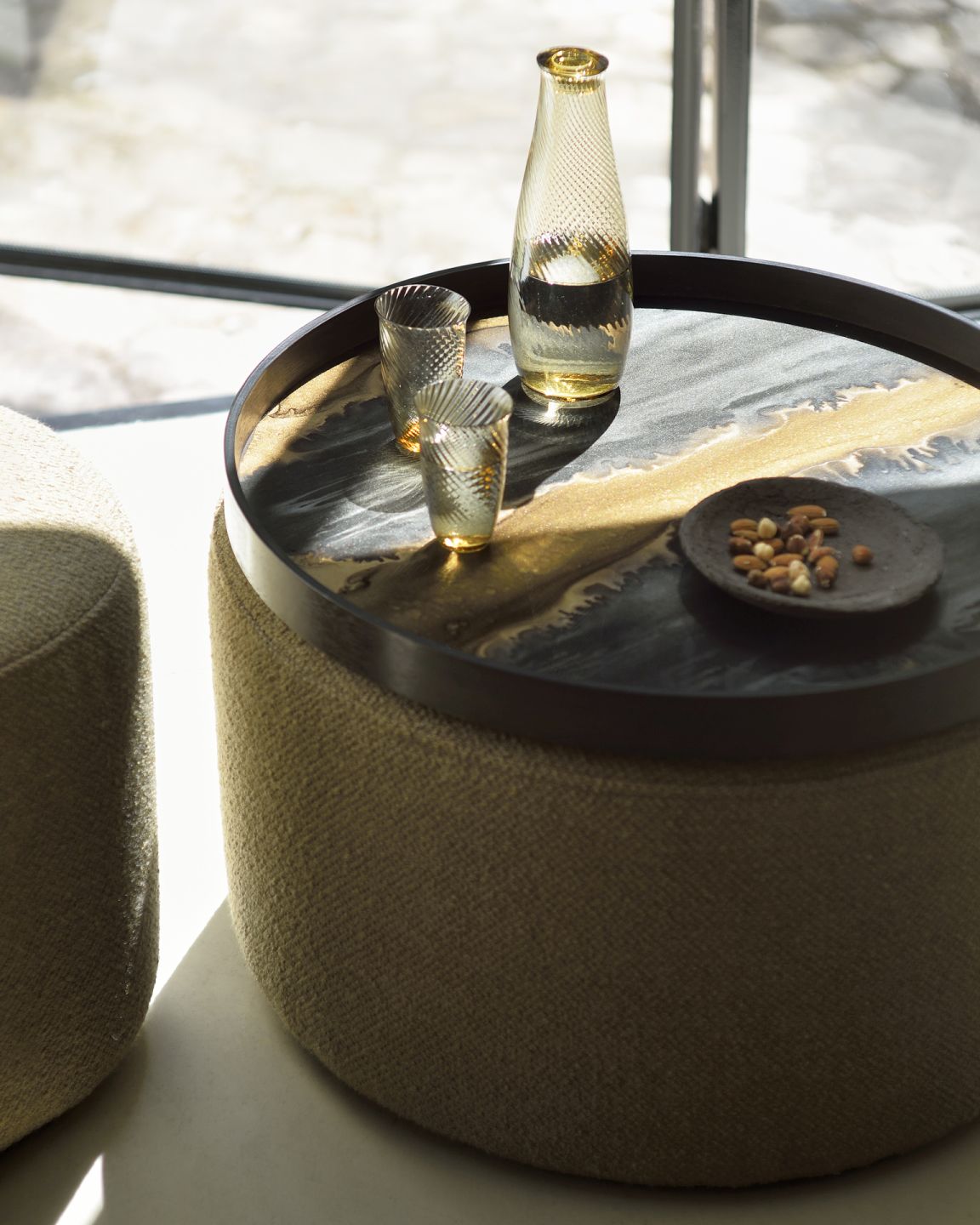 Barrow Sitzhocker in Ingwer mit Tablett, Gläsern und Nüssen. Gemütlicher Hocker für Wohnzimmer.