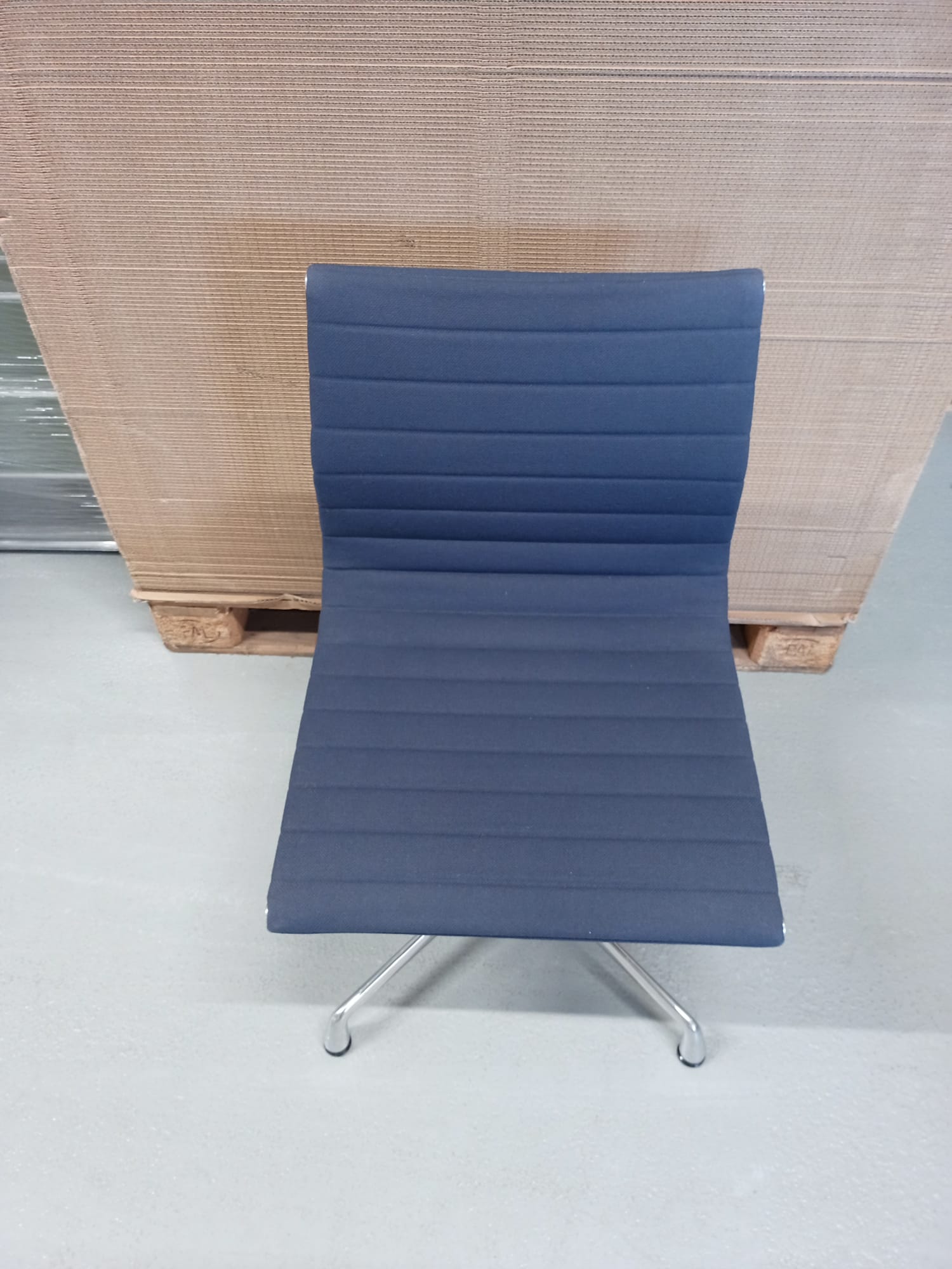 Aluminium Chair EA 101 / EA101 Stuhl DUNKELBLAU/MOORBRAUN Vitra AUSSTELLUNGSSTÜCK / GEBRAUCHTMÖBEL