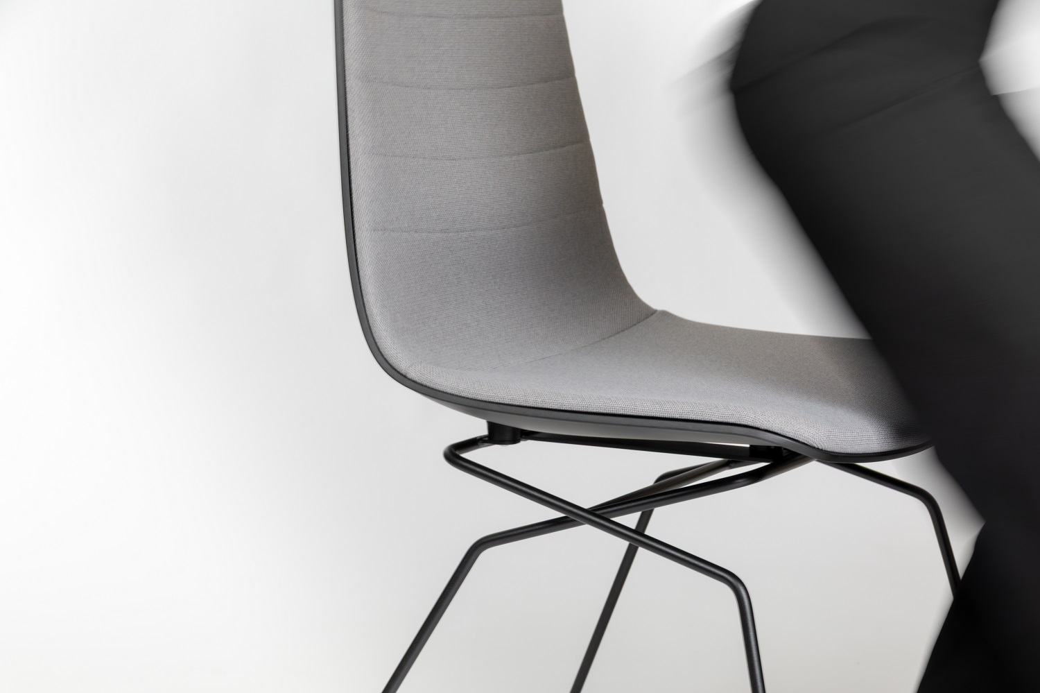 Linu Conference Konferenzstuhl mit Kufengestell Aeris