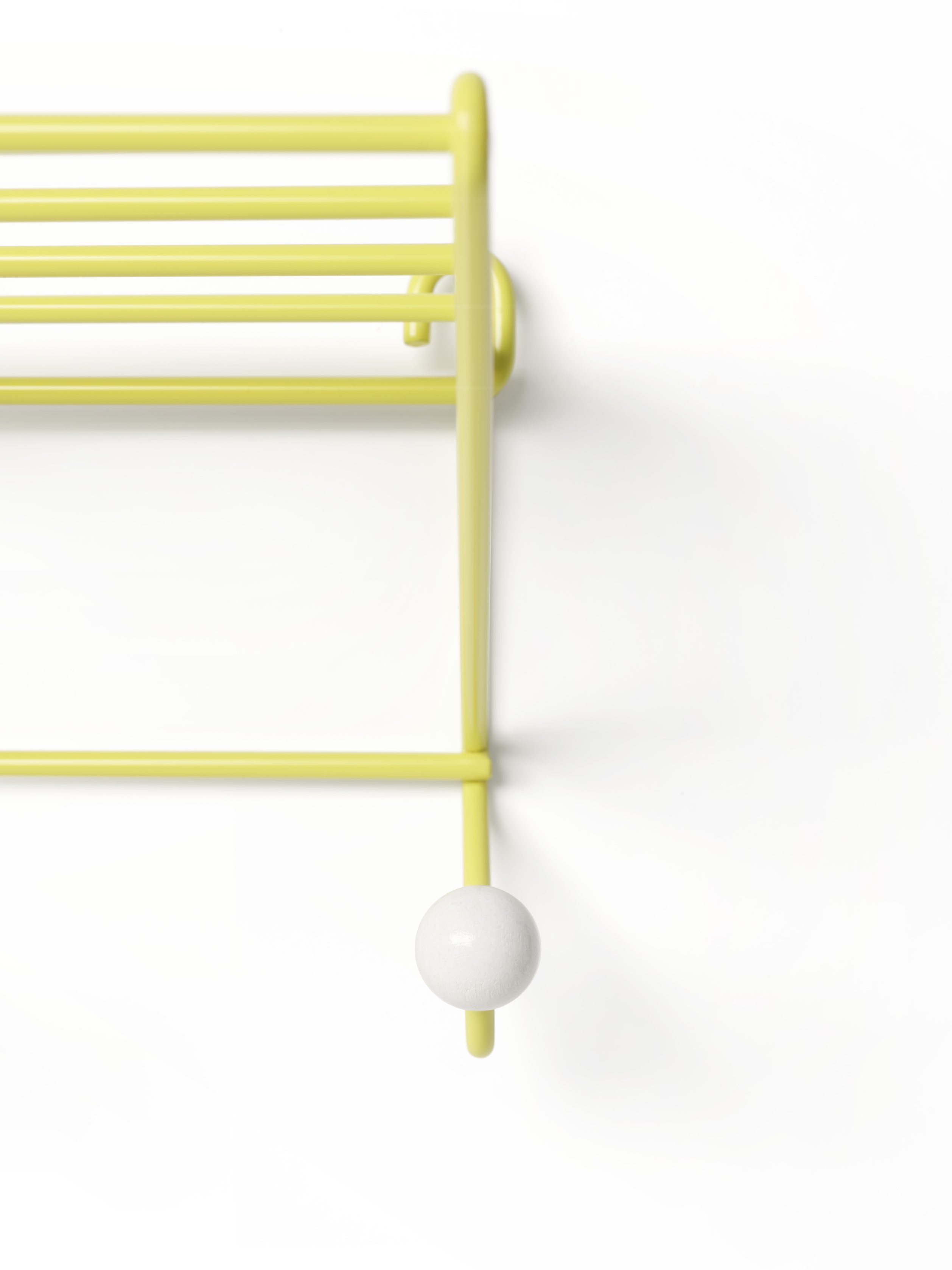 Gelbe DZ 05 Garderobe mit horizontalen Stangen und weißem Knaufhaken vor weißem Hintergrund.