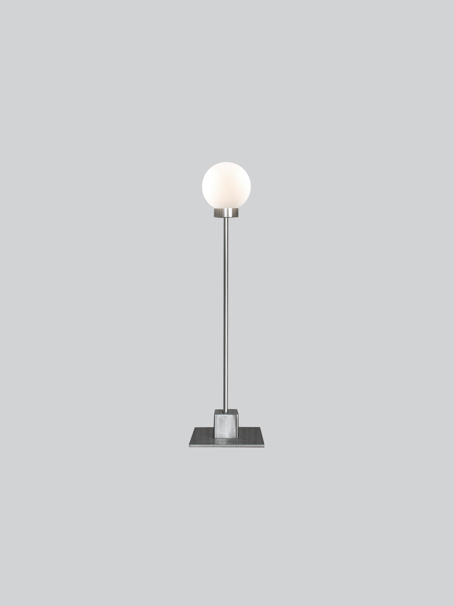 Snowball Tischleuchte von Northern in Stahl: Moderne LED Lampe mit Kugel-Design.