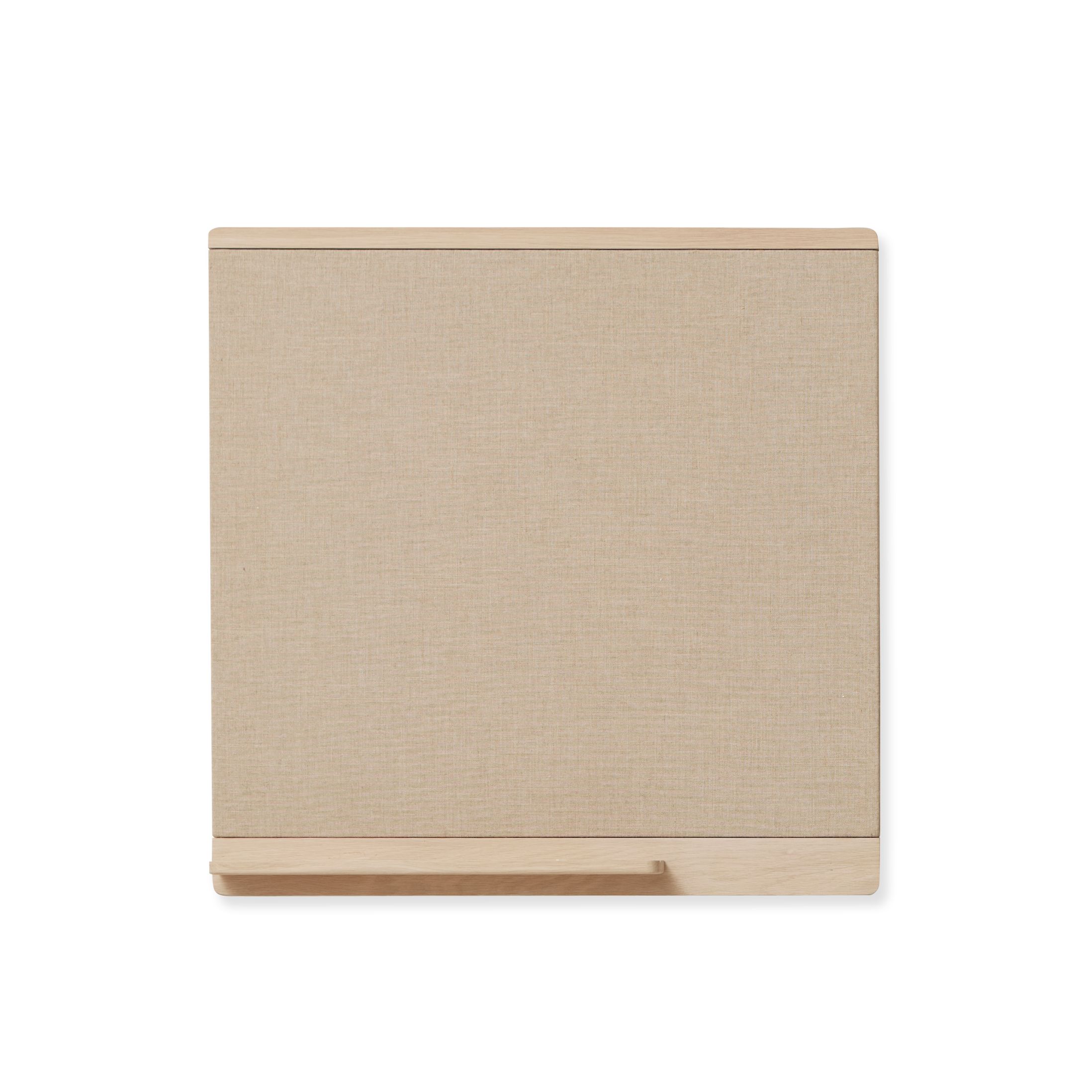 Rim Pinnwand von Form & Refine: Quadratische Korkwand mit Rahmen aus Eiche, weiß geölt.