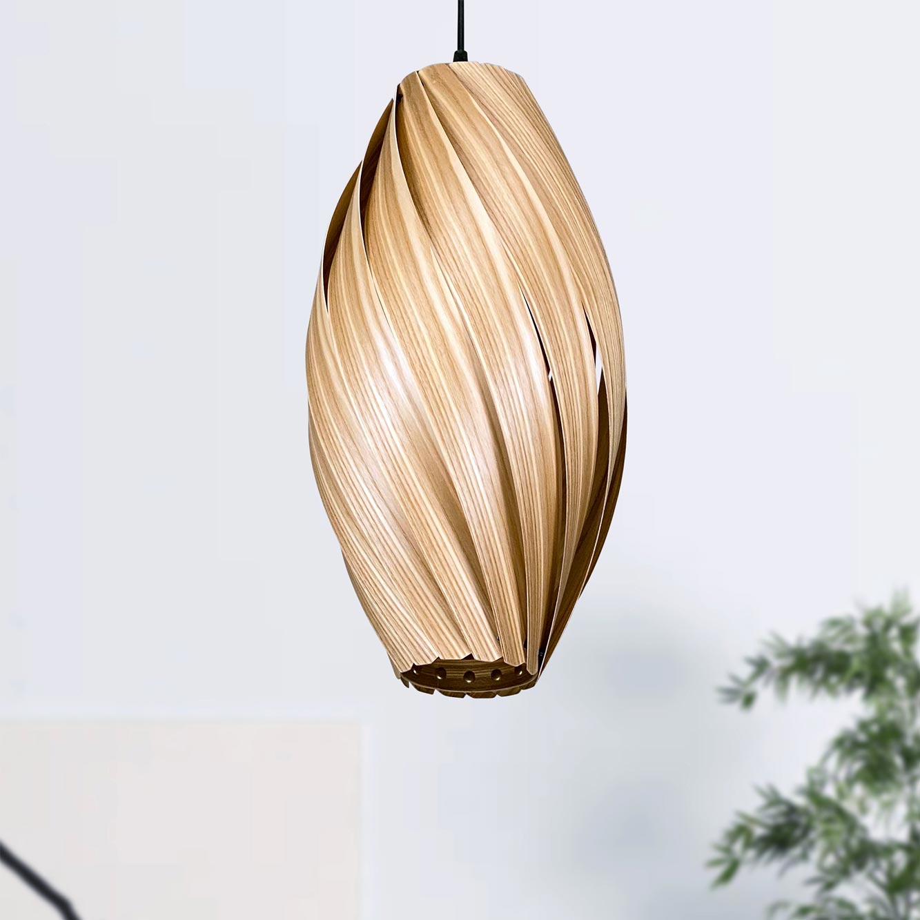 Ardére Hängeleuchte aus Olivesche: Längliche Pendelleuchte aus Holz mit gedrehtem Design für Wohnräume.