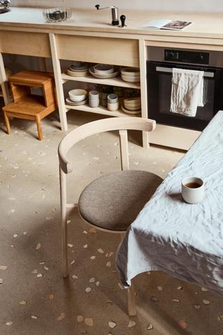 Lunar Stuhl Eiche weiß geölt mit Sitzkissen Form & Refine