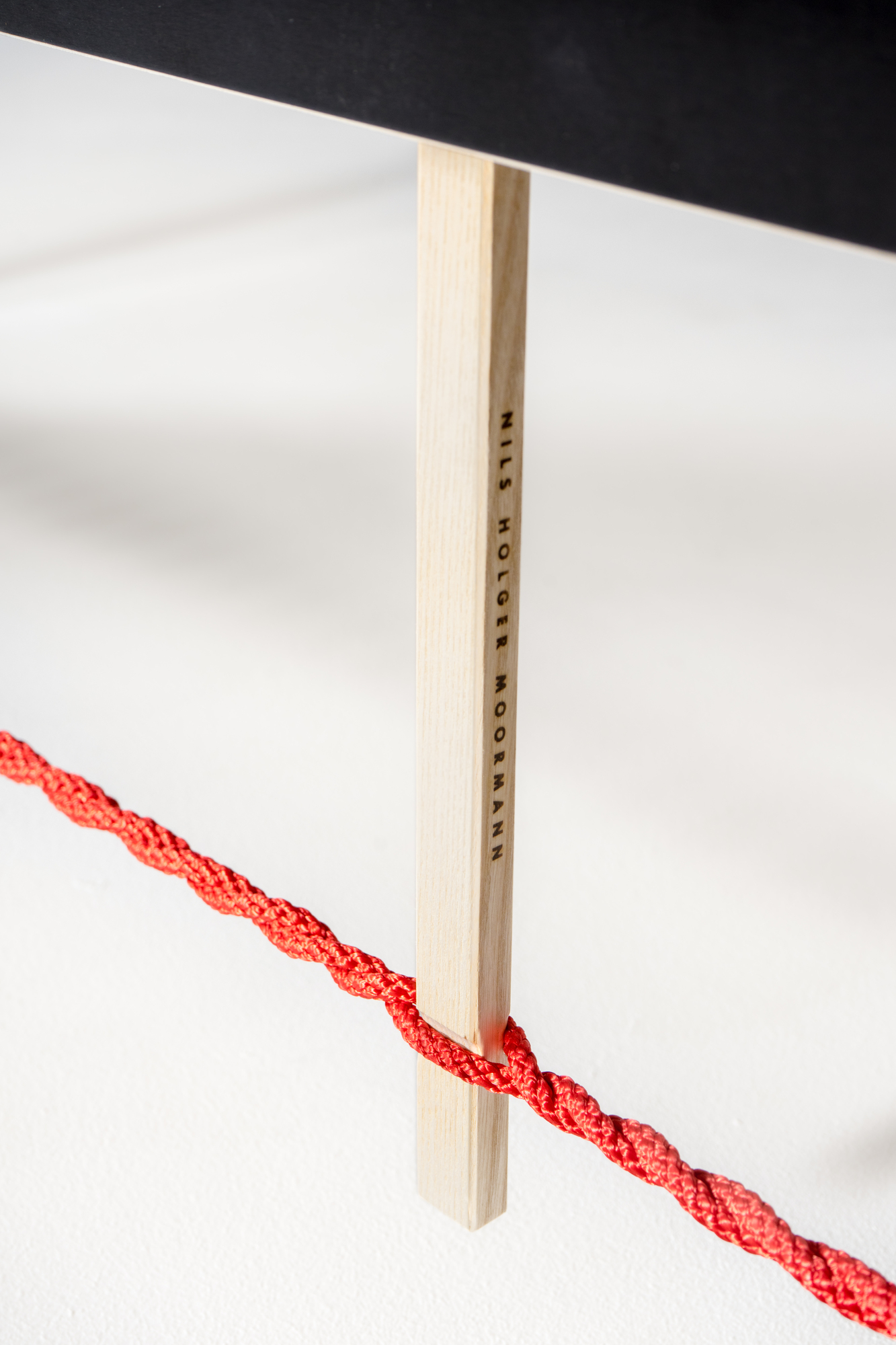 Langer Max Sitzbank 180 cm weiss Seil rot Nils Holger Moormann