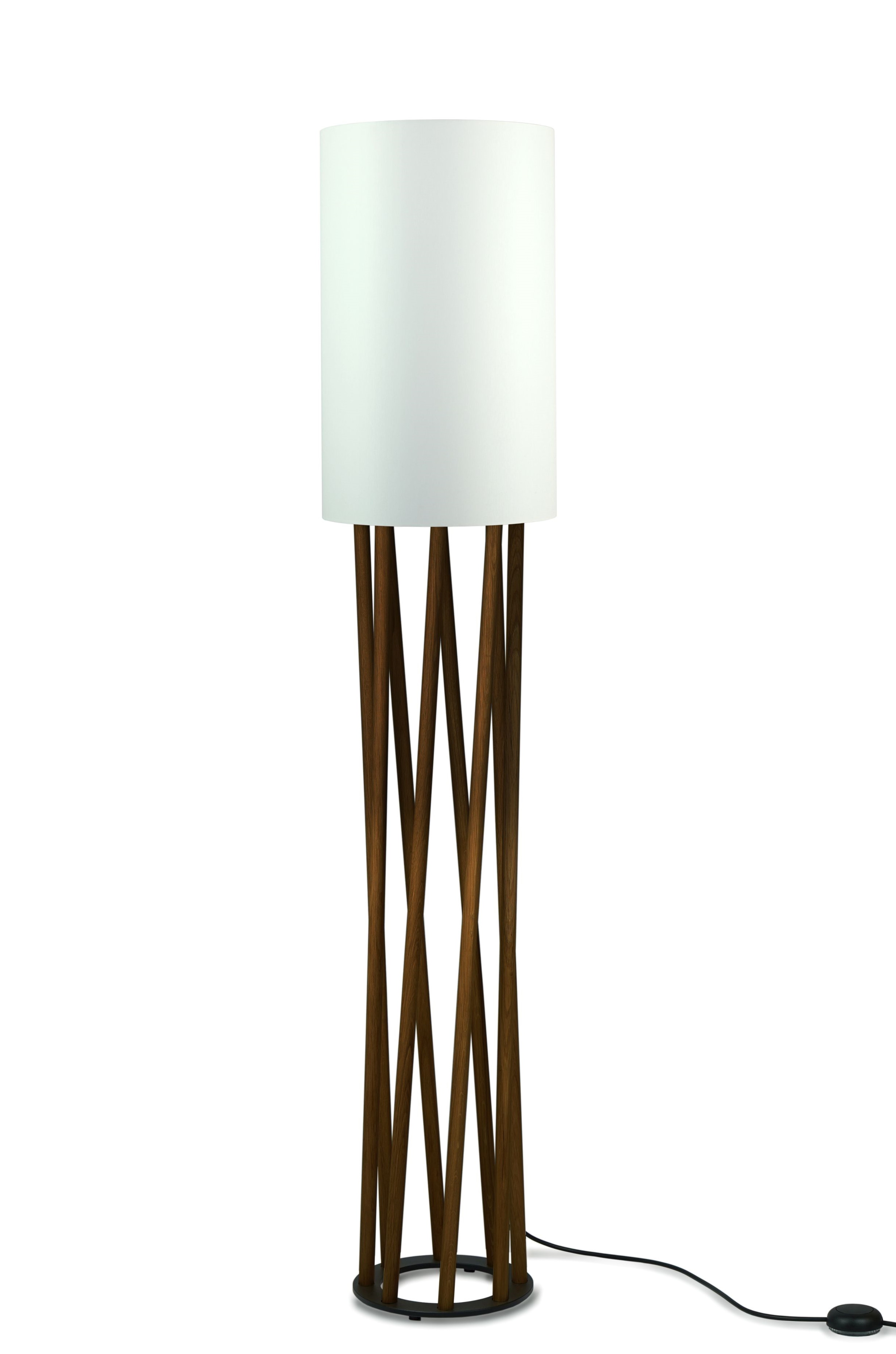 Linn High Oblique Stehleuchte von Maigrau: Geräucherte Eiche und weißer Lampenschirm. Moderne Wohnraumleuchte.