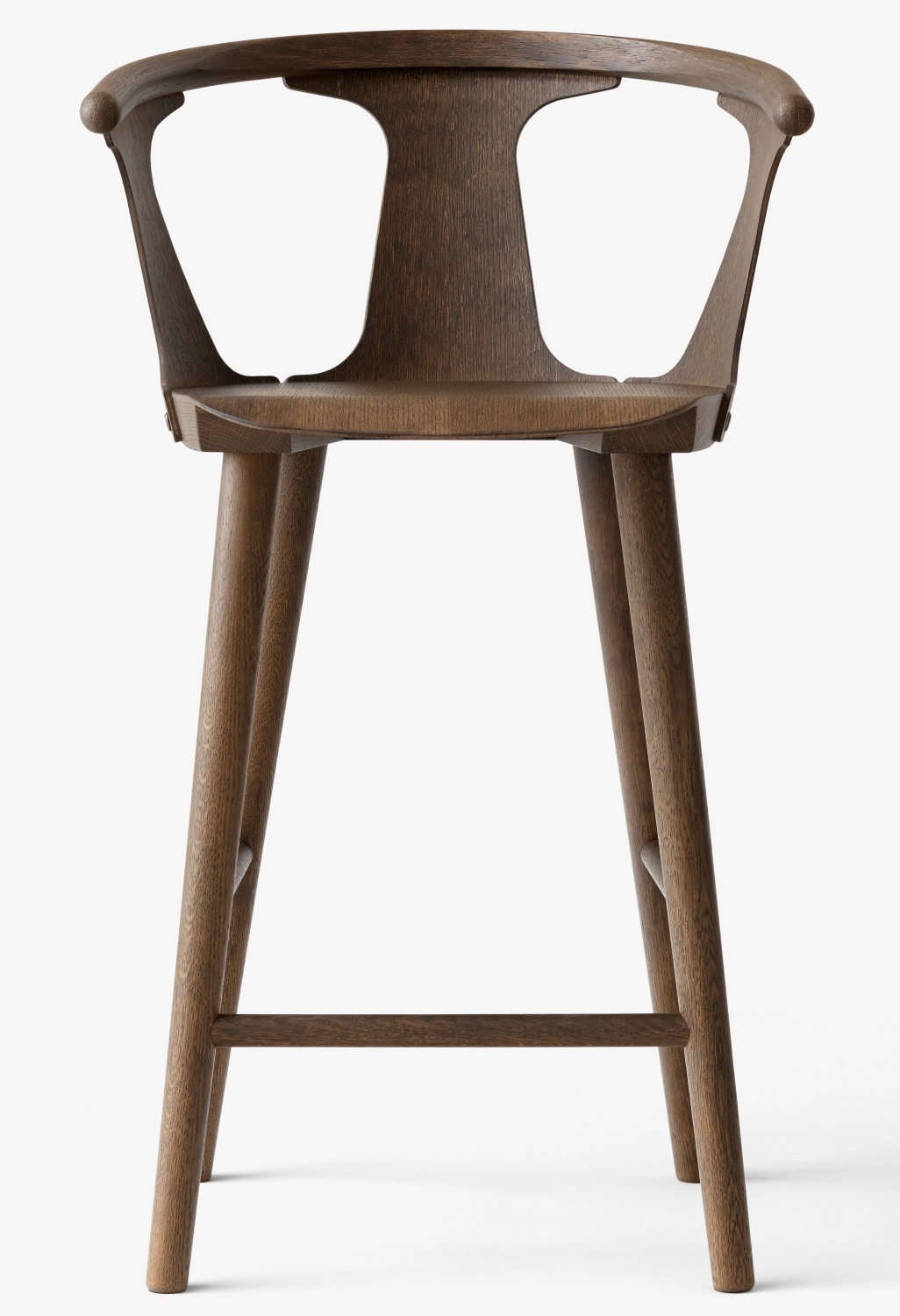 In Between Barstool aus geräucherter Eiche von AndTradition: Moderner Barhocker mit Rückenlehne.