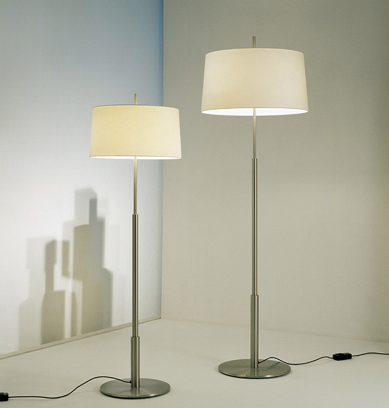 Zwei Diana Mayor Stehleuchten von Santa & Cole mit Stoffschirm und Metallfuß im Raum.