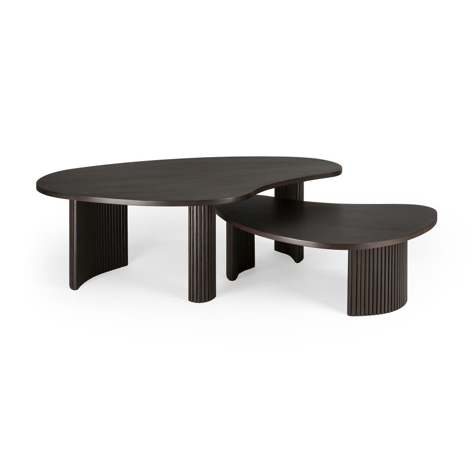 Ethnicraft Boomerang Couchtisch aus Mahagoni, modernes Design mit zwei Ebenen und geriffelten Beinen.