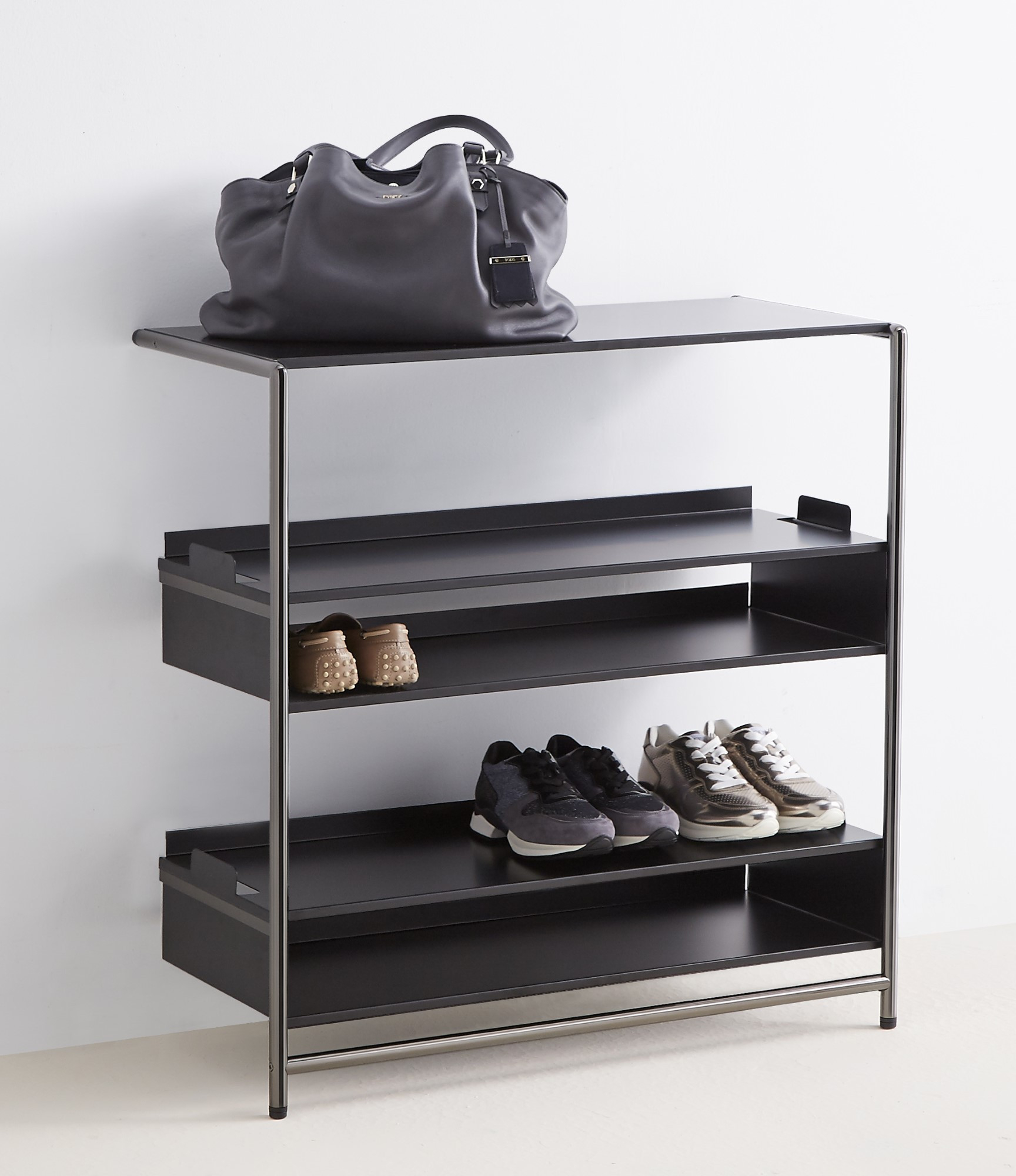 Weißes Mox Anlehnregal mit Spezialtablaren für Schuhe und Tasche, modernes Schuhregal.