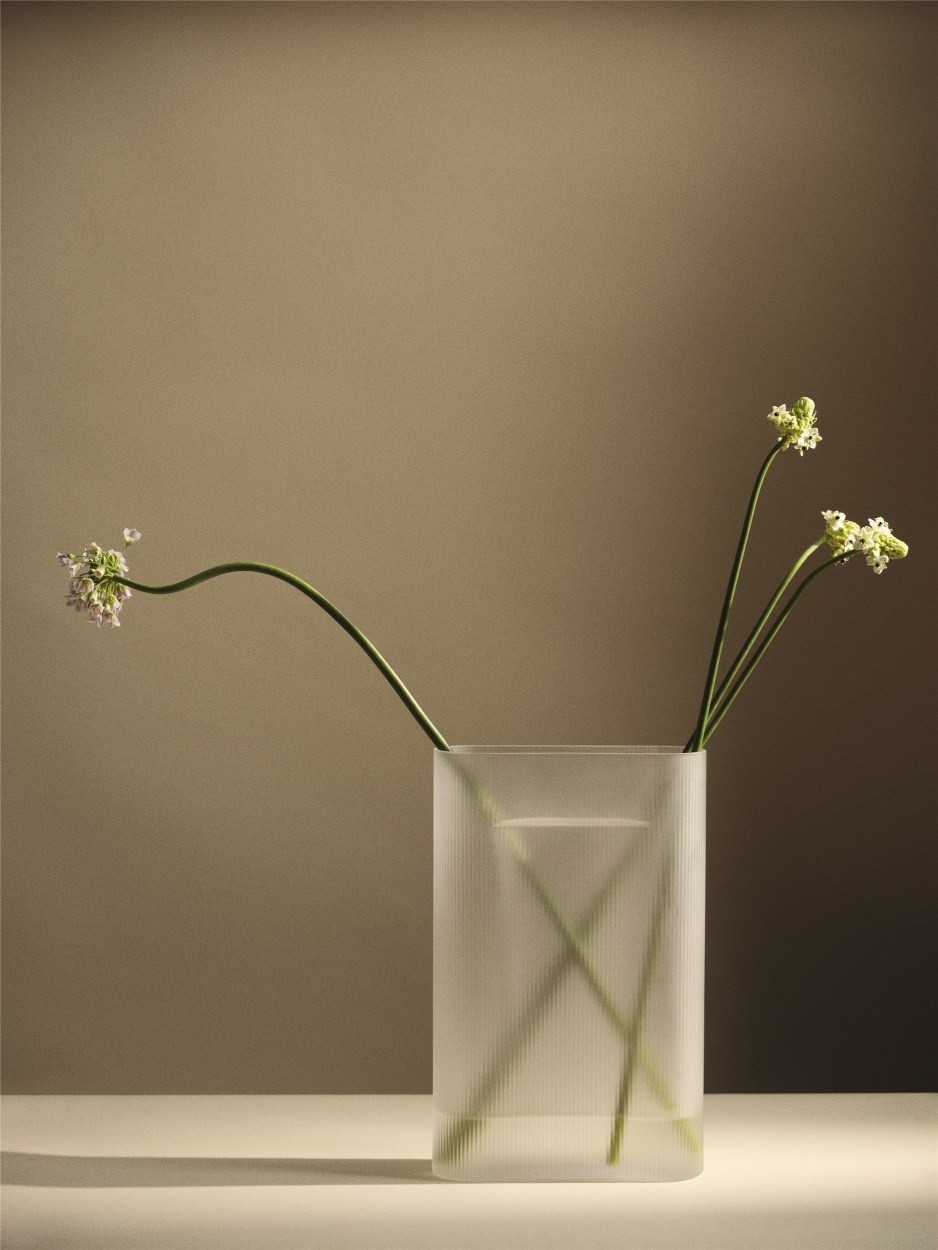 Ridge Vase Muuto Milchglas Hellblau H 35 cm Ridge Vase Muuto Milchglas Hellblau H 35 cm