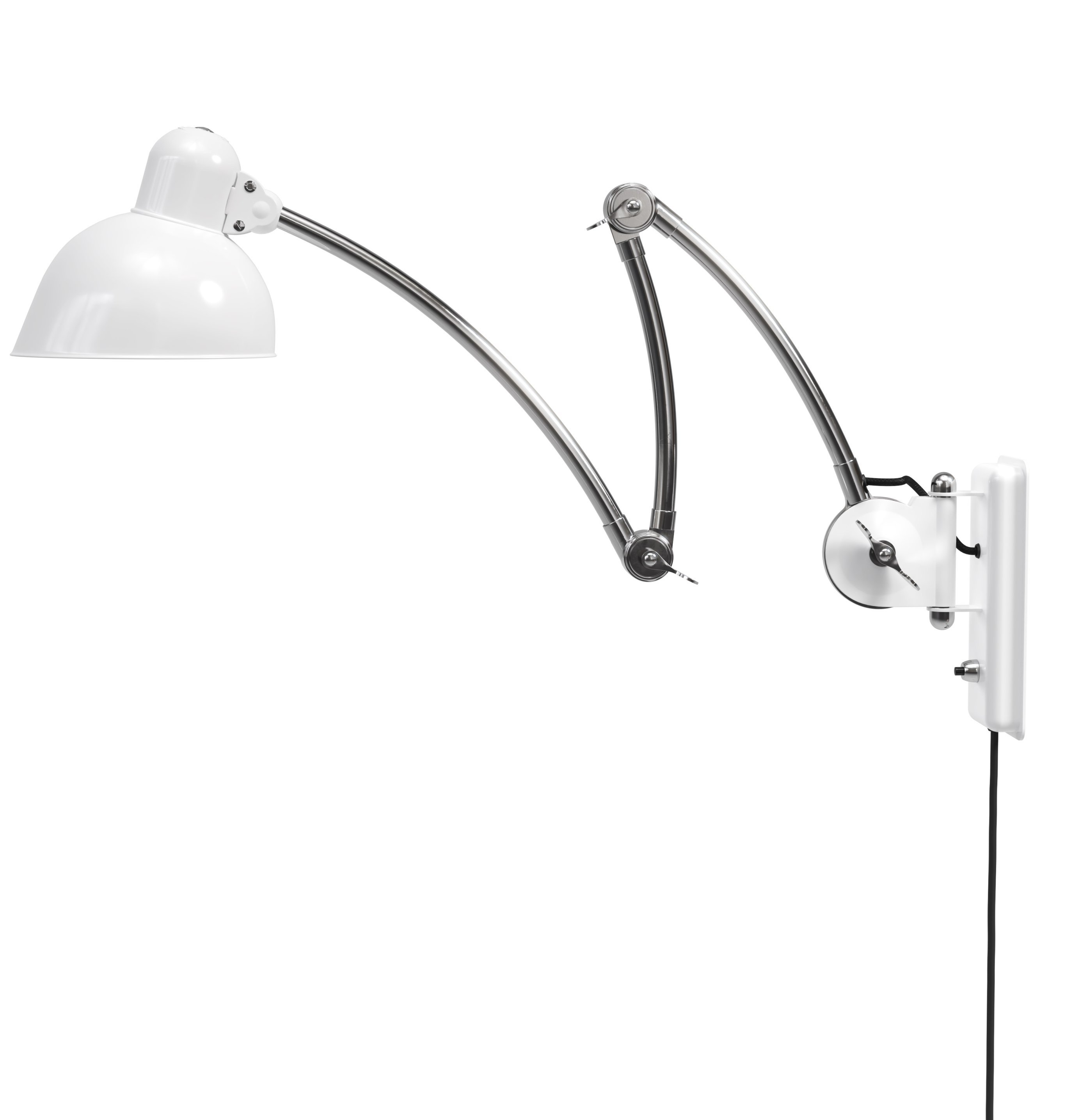 Weiße Kaiser idell Wandleuchte von Fritz Hansen mit verchromtem Arm und Schirm.