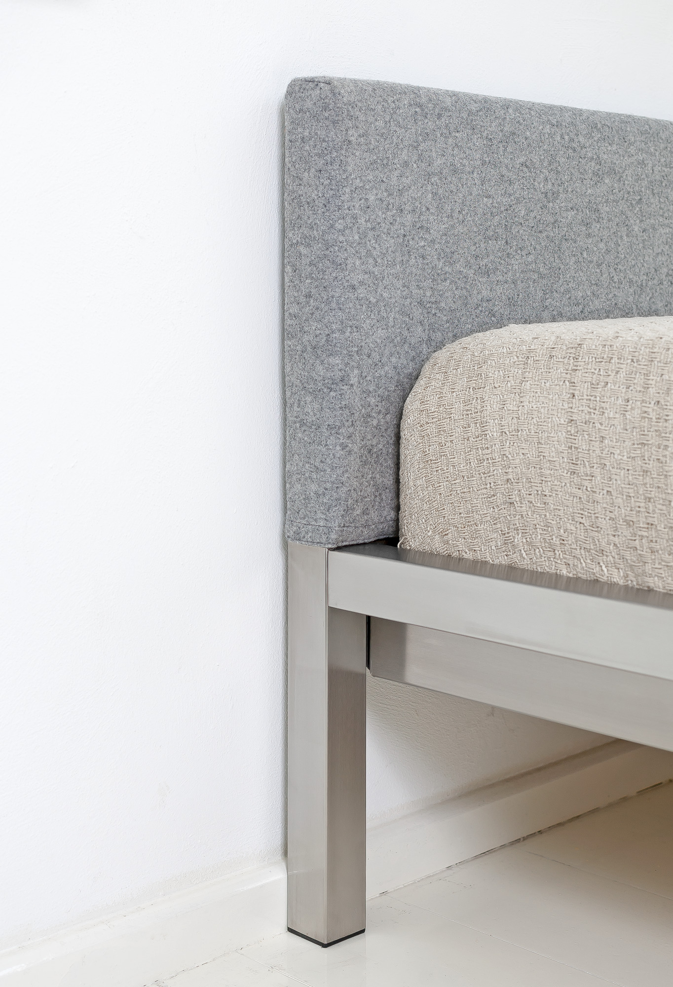 Pure Bett Edelstahl mit Polsterkopfteil Velito grau Hans Hansen