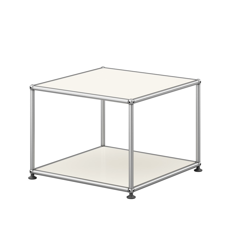 USM Haller Beistelltisch in Reinweiß: Quadratisches, offenes Designmöbel mit verchromtem Gestell und zwei Ablageflächen.