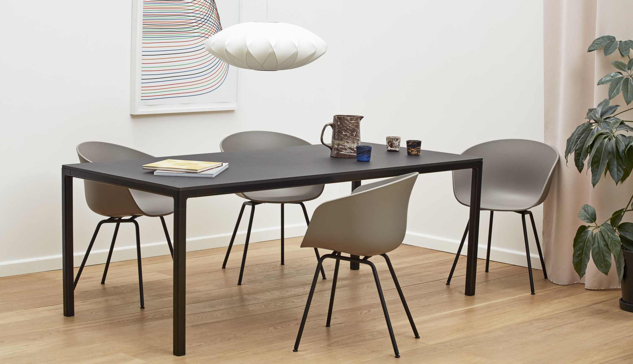 Esstisch mit vier "About A Chair" AAC26 Stühlen in Dusty Mint von Hay. Moderner Essbereich.