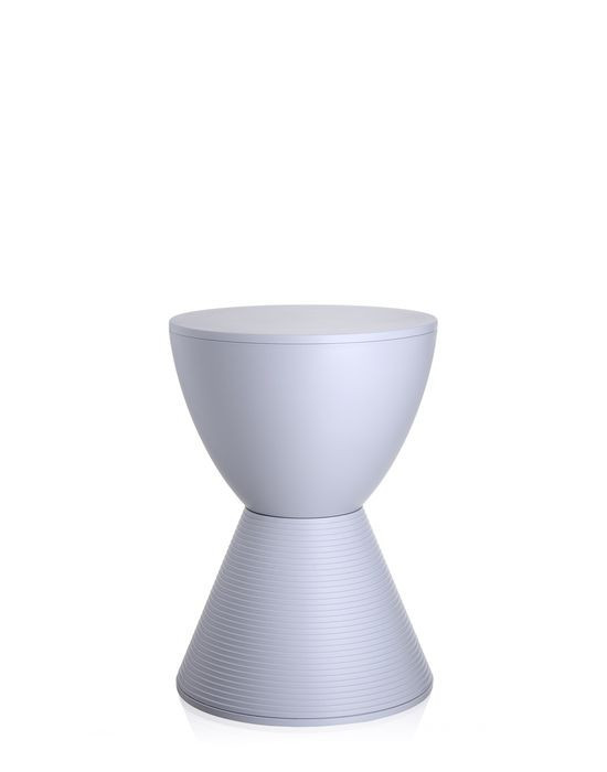 Prince AHA Hocker von Kartell, lavendelgrau, moderner Designhocker für Wohnzimmer und Garten.