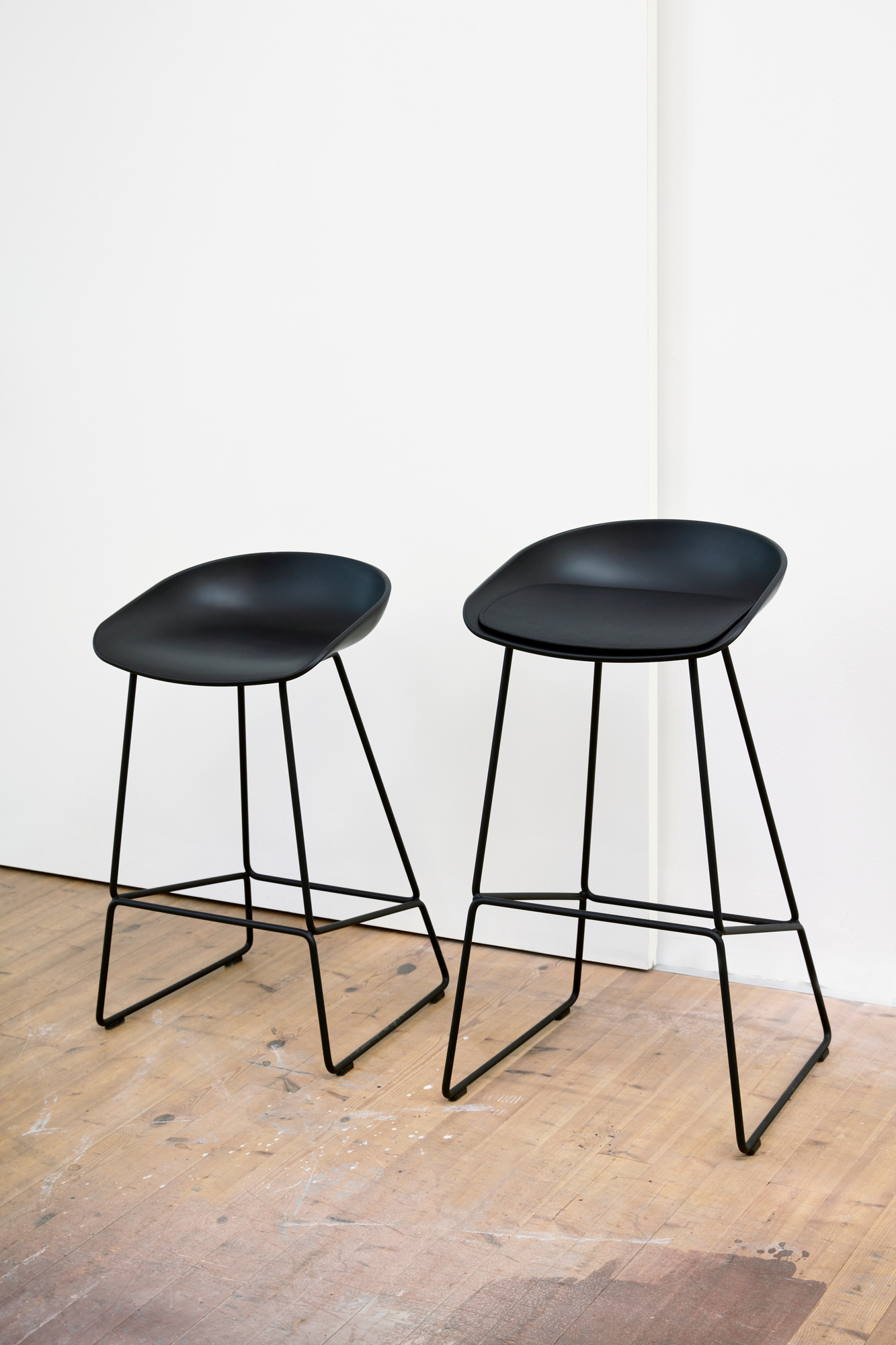 About a Stool AAS 38 / AAS38 Barhocker Hay Schale schwarz / Gestell schwarz SH 65 cm EINZELSTÜCK