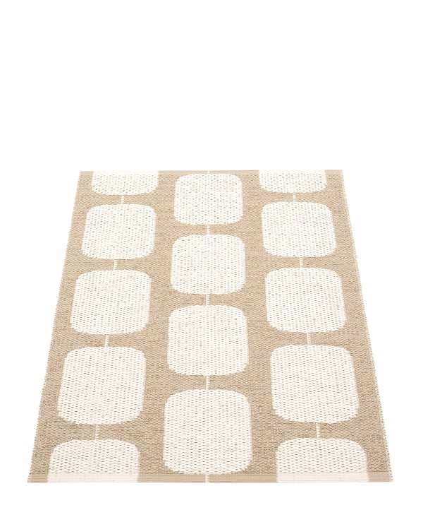 Sten Kunststoffteppich von Pappelina, 70x100 cm, in Nougat und Vanille mit grafischem Muster.