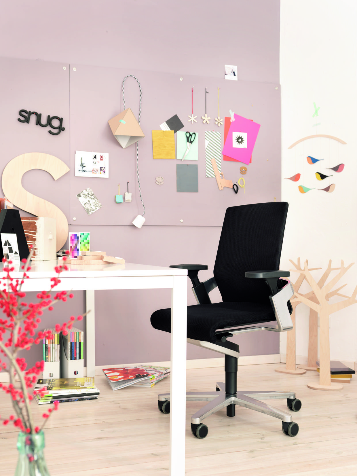 Schwarzer Wilkhahn ON Drehstuhl mit hoher Rückenlehne im modernen Büro, ergonomischer Bürostuhl für gesundes Sitzen.