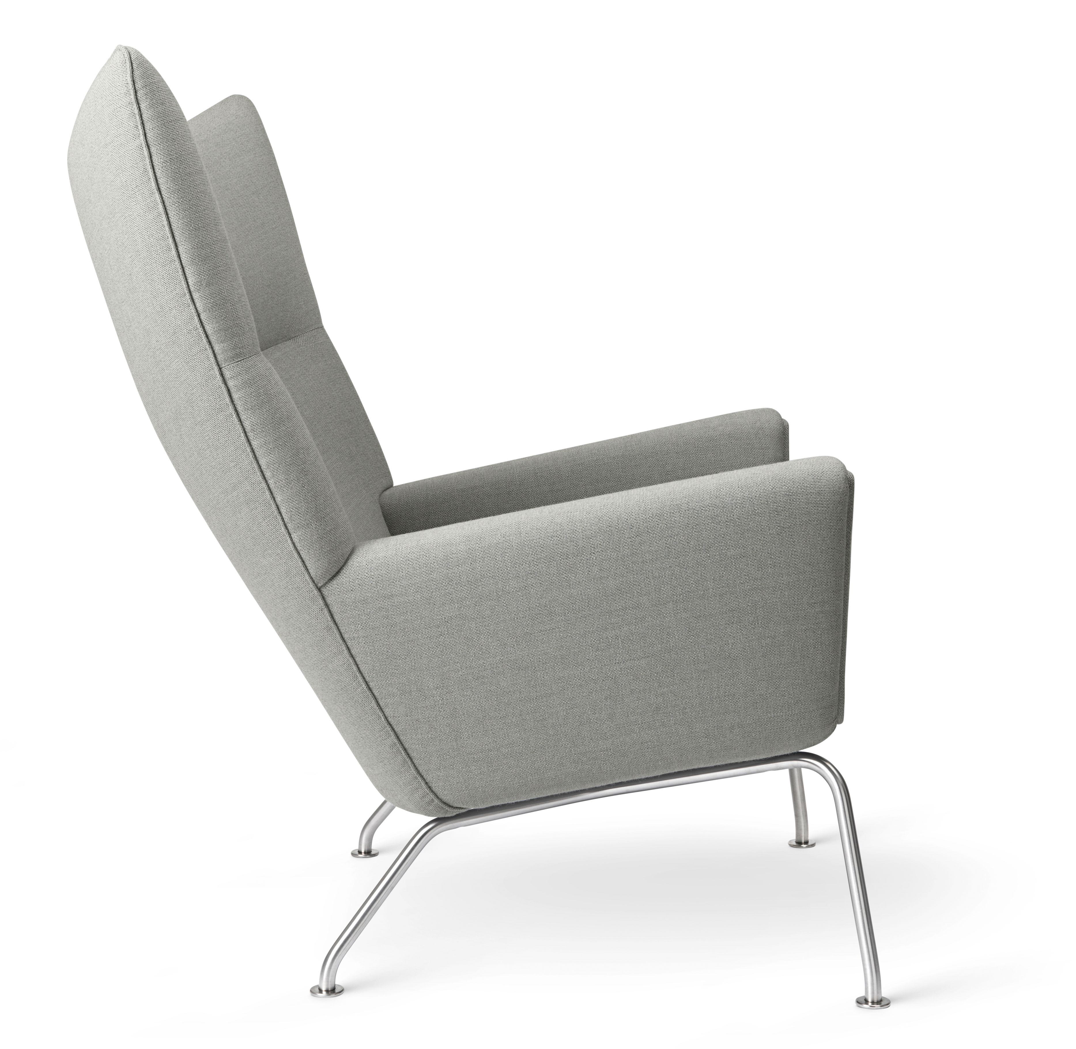 CH445 Wing Chair von Carl Hansen & Søn, grauer Sessel mit Stahlgestell.